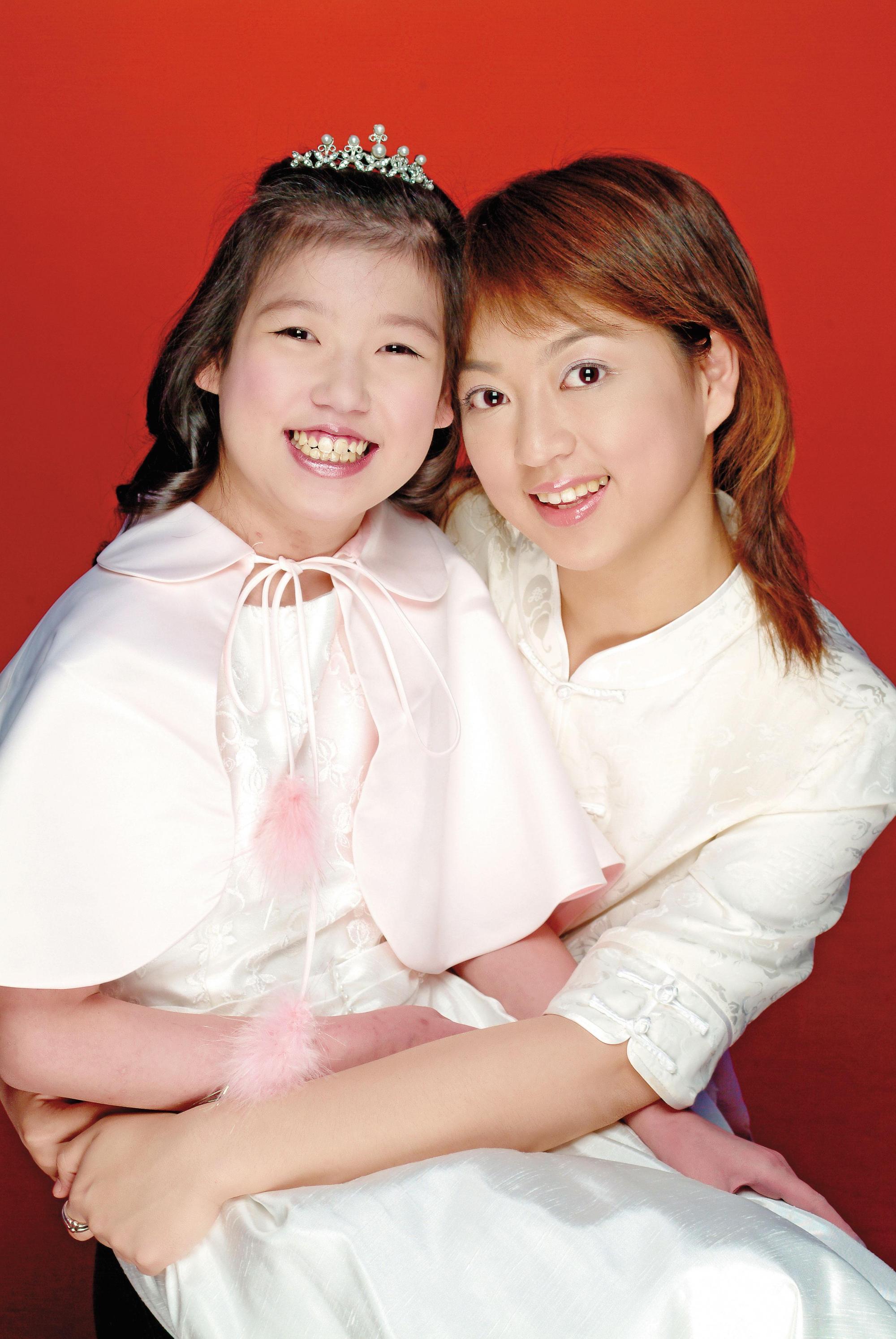 呂欣潔（右）比妹妹（左）大10歲，一直把妹妹當寶貝。（呂欣潔提供）