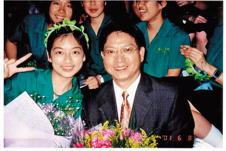 呂欣潔高中畢業與父親合影。她說，父親這幾年已十分支持她。（呂欣潔提供）