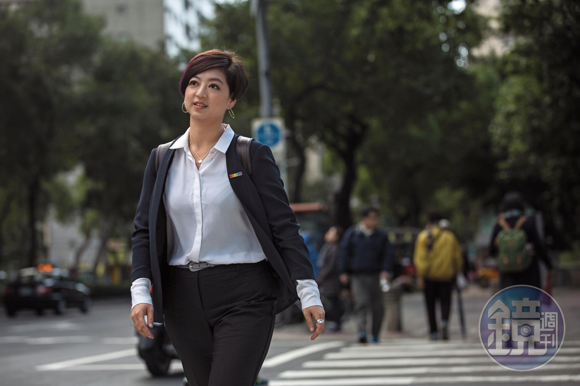 呂欣潔是婚姻平權大平台的總召，最近為了年底的反同婚公投忙得不可開交，她說，很希望透過與社會對話，讓雙方彼此了解，也讓歧視與傷害慢慢降低。