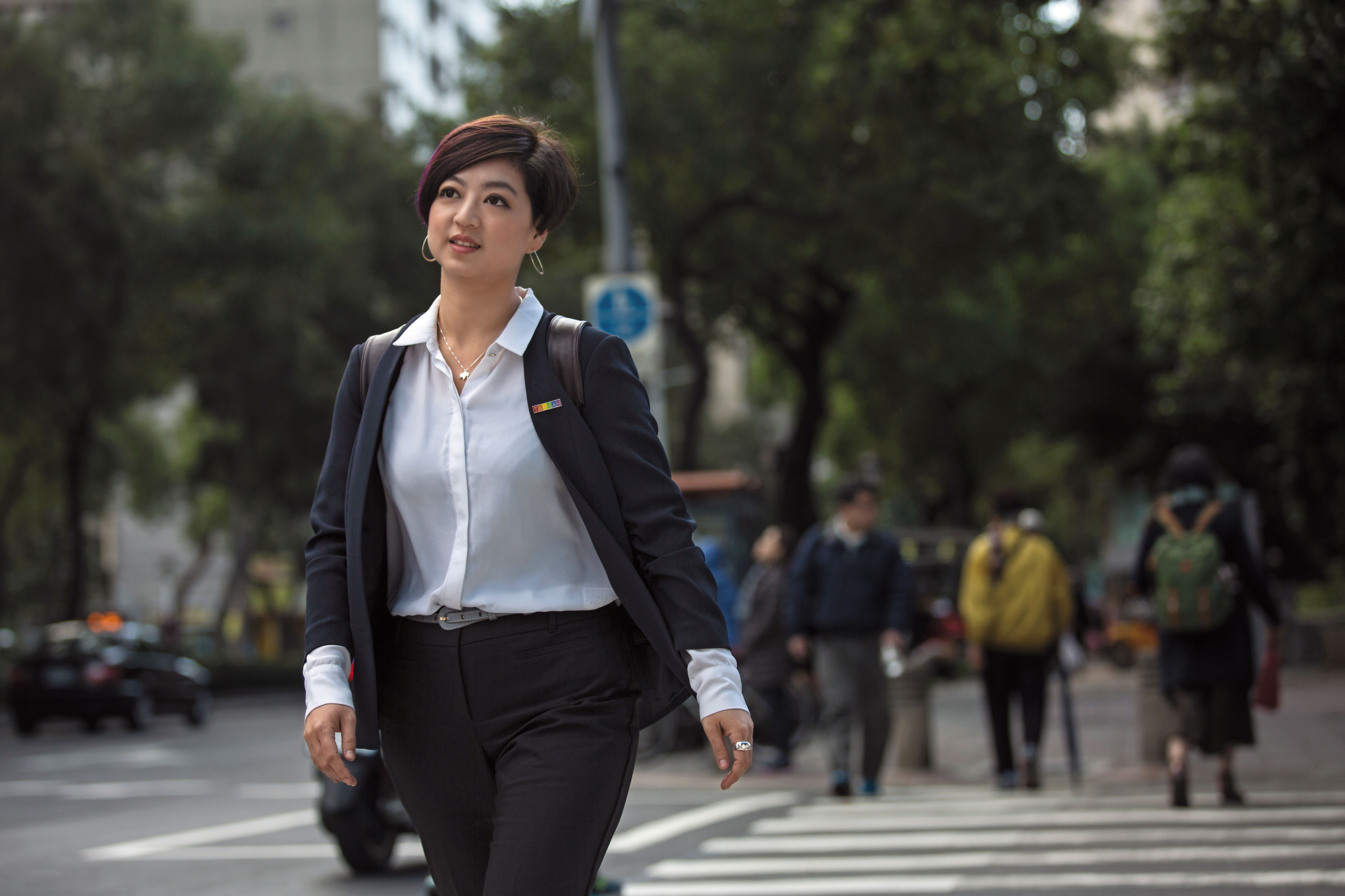 呂欣潔是婚姻平權大平台的總召，最近為了年底的反同婚公投忙得不可開交，她說，很希望透過與社會對話，讓雙方彼此了解，也讓歧視與傷害慢慢降低。