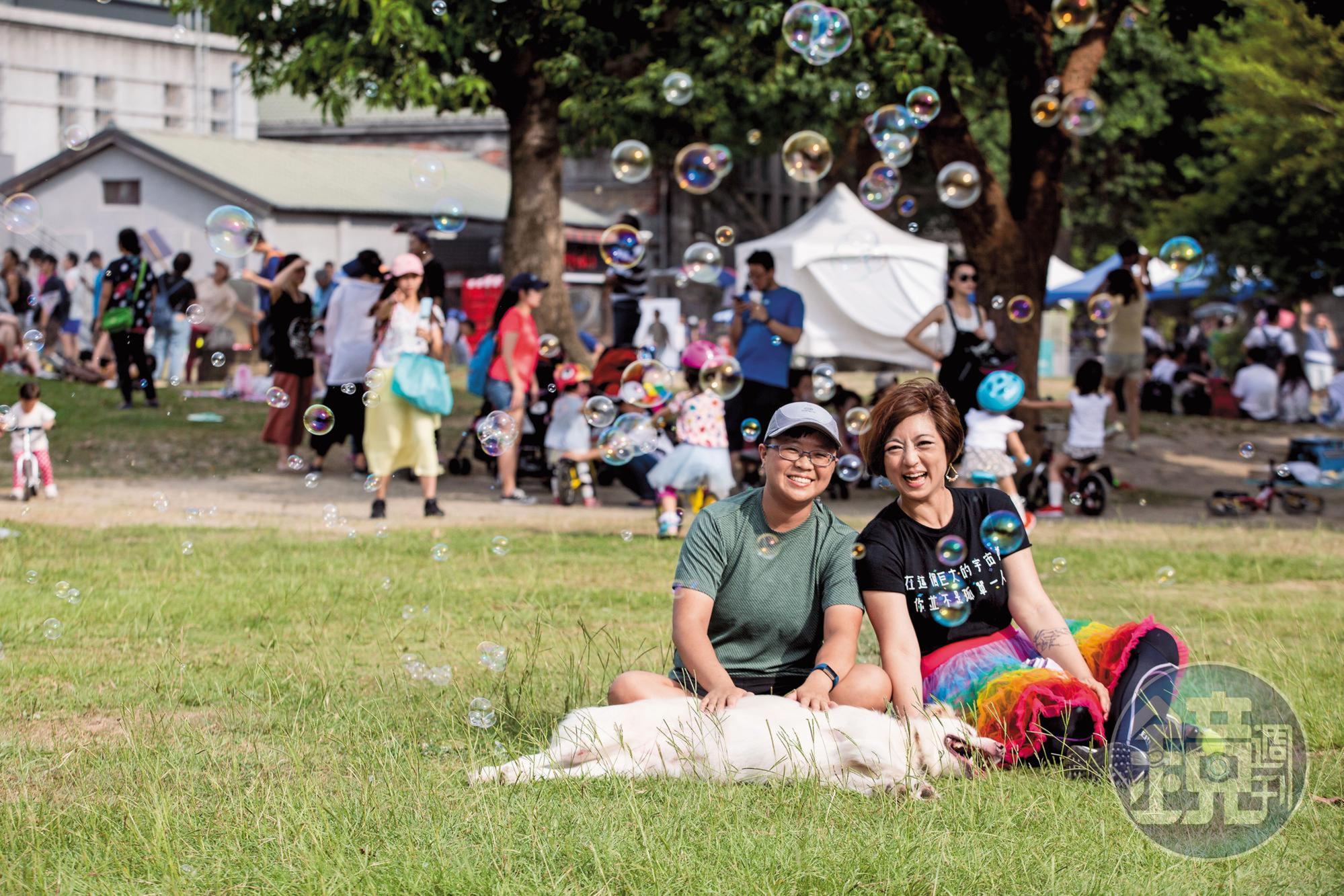 呂欣潔（右）與太太陳凌（左）。她解釋，女同志伴侶彼此互為老婆，並沒有誰是「老公」。