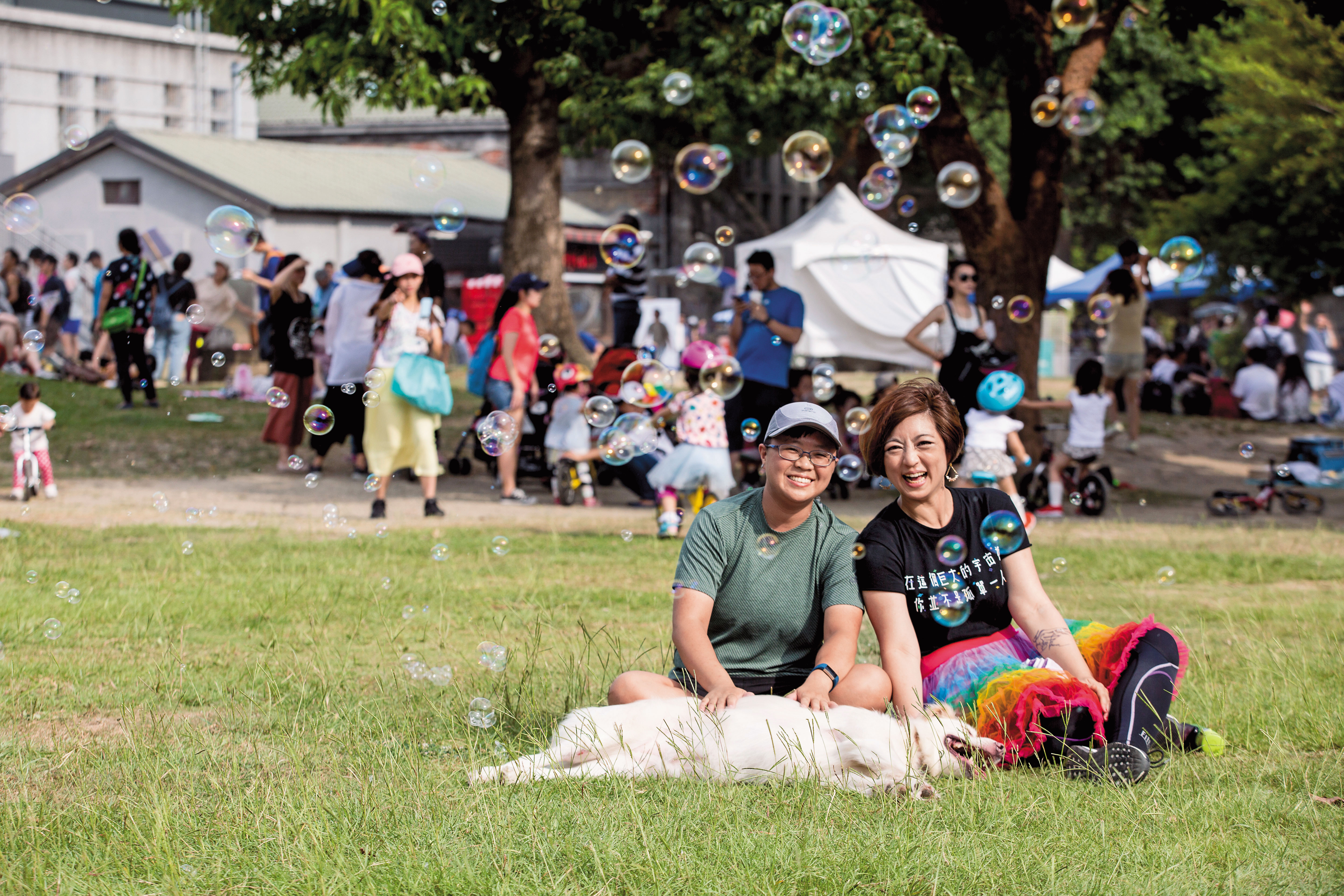 呂欣潔（右）與太太陳凌（左）。她解釋，女同志伴侶彼此互為老婆，並沒有誰是「老公」。