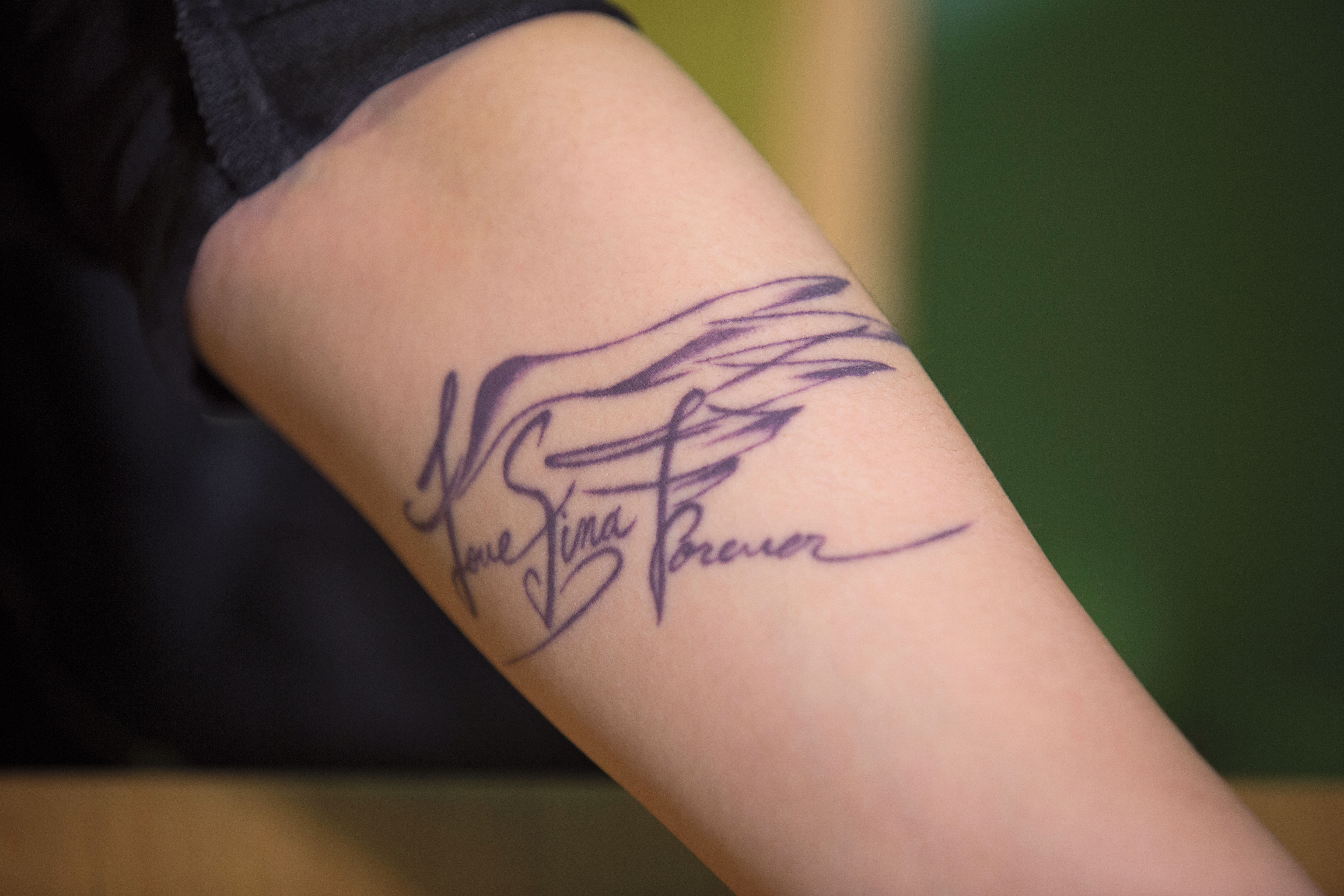 呂欣潔手臂上刺著「Love Sina Forever」，上方圖案是天使的翅膀，Sina是妹妹的英文名，下方有個心型，象徵心愛的妹妹已成天使。