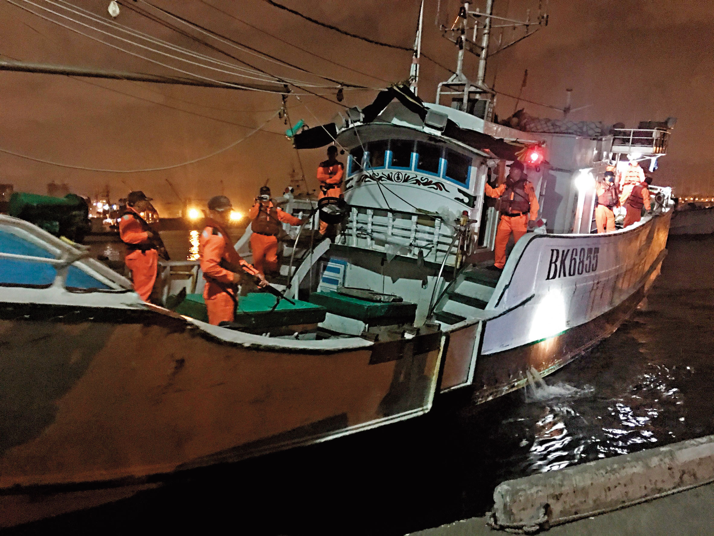 去年1月，海巡查緝隊、岸巡等單位攔截一搜漁船，並發現40名偷渡客。