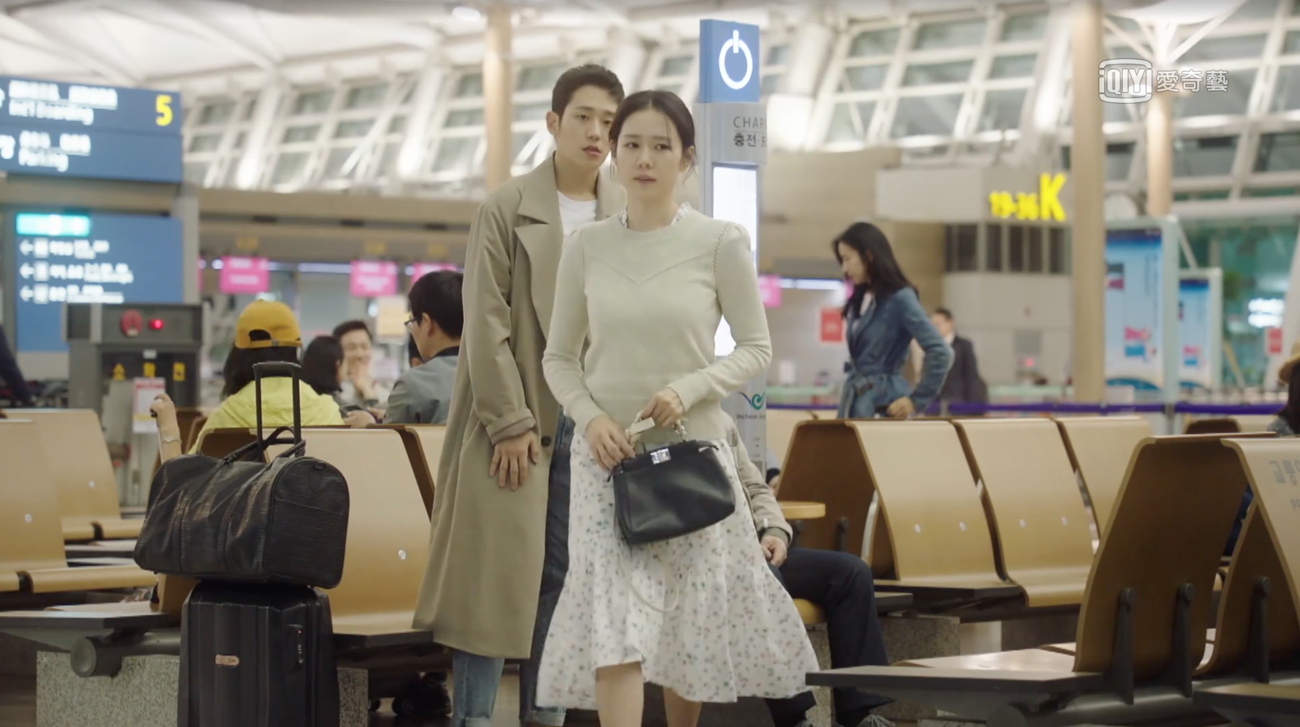 孫藝真在《經常請吃飯的漂亮姐姐》一劇中，拎著FENDI Peekaboo。（翻攝自愛奇藝台灣站）