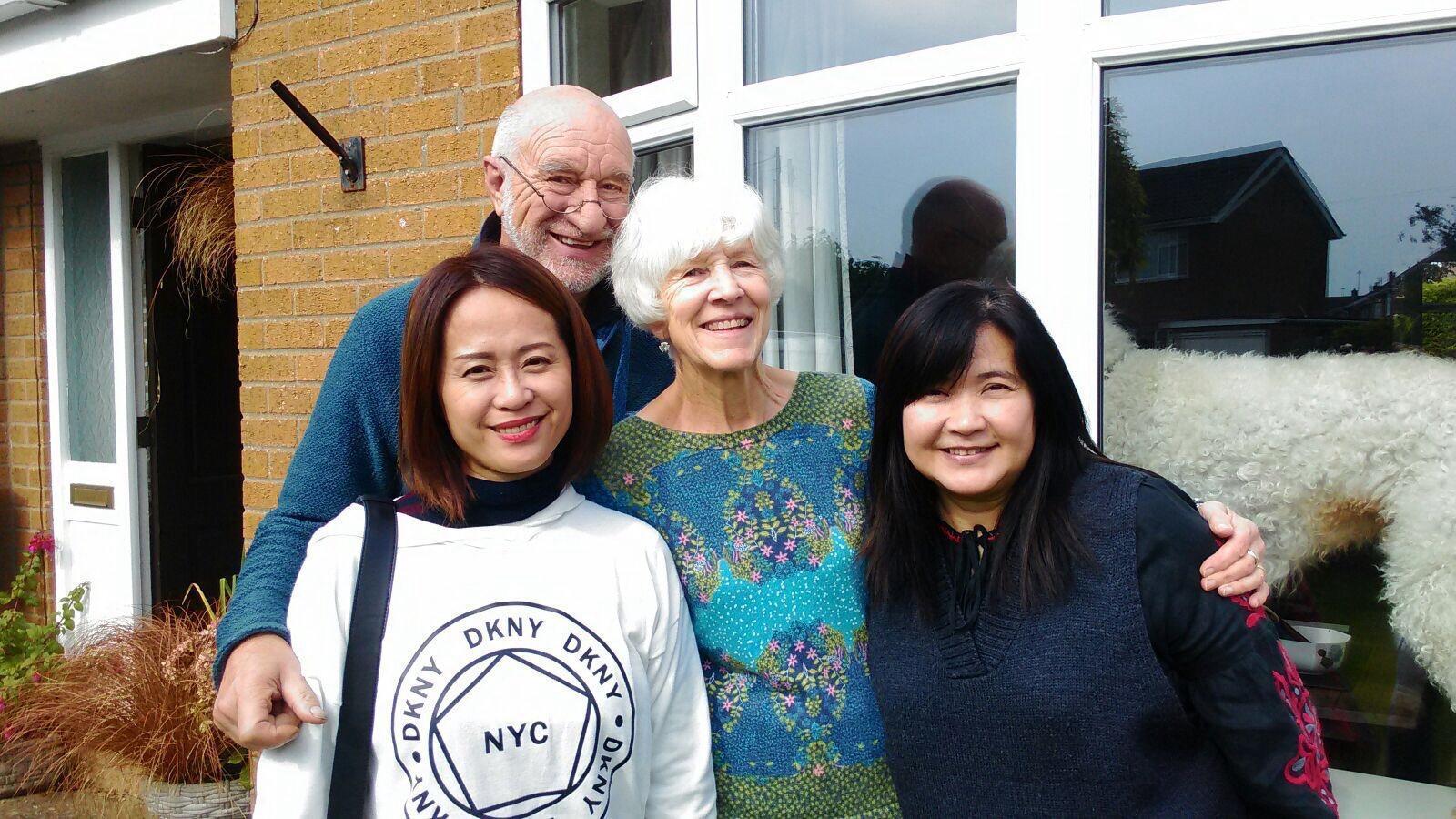 好友的英國公公Paul （左二）、婆婆Carol（左三），是促成張曉雯（右一）與Vicky（左一）合夥開店的推手。（張曉雯提供）