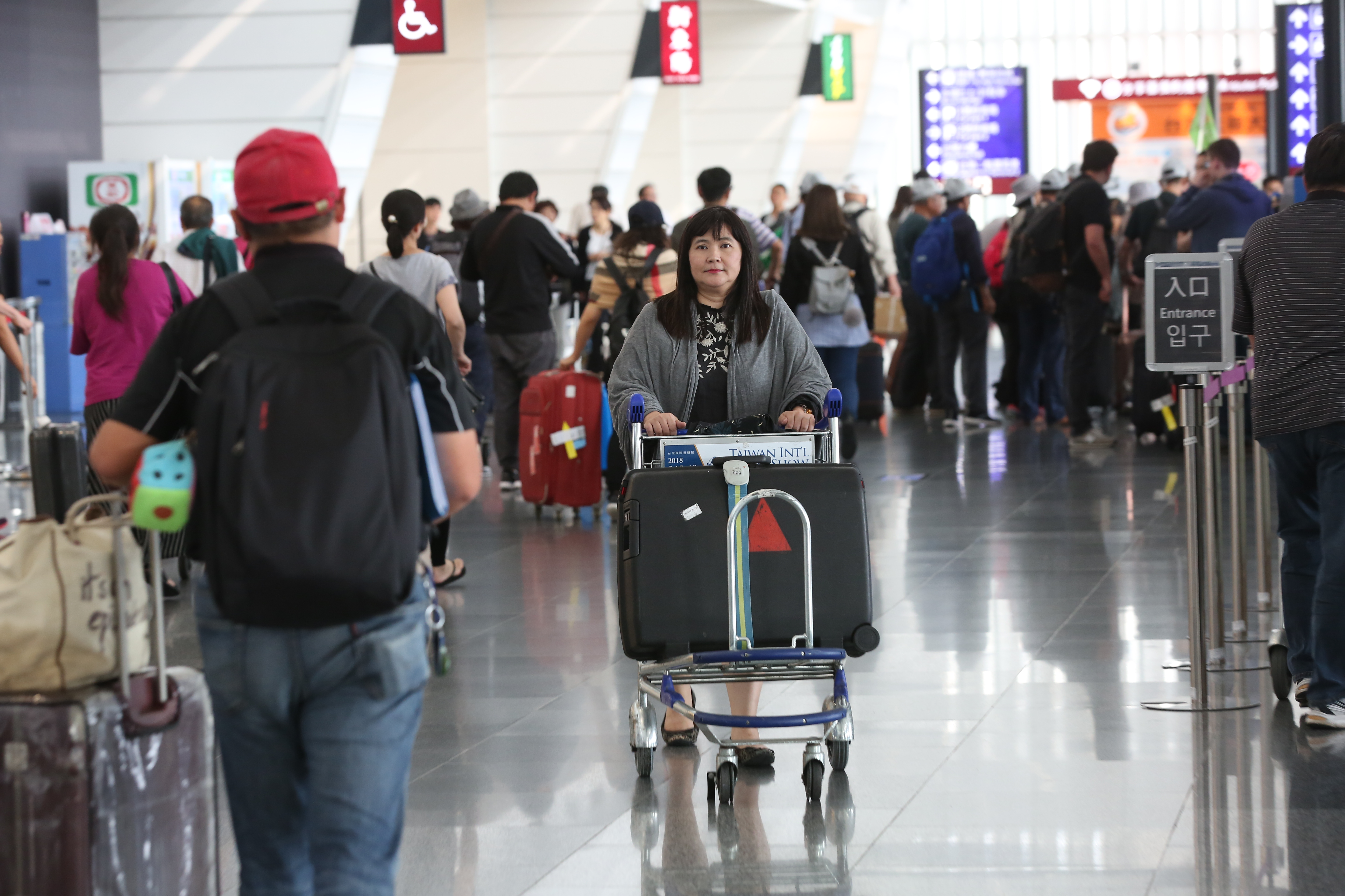 張曉雯走機場如走自家廚房，平均3個多月要飛一次英國挑選物件。