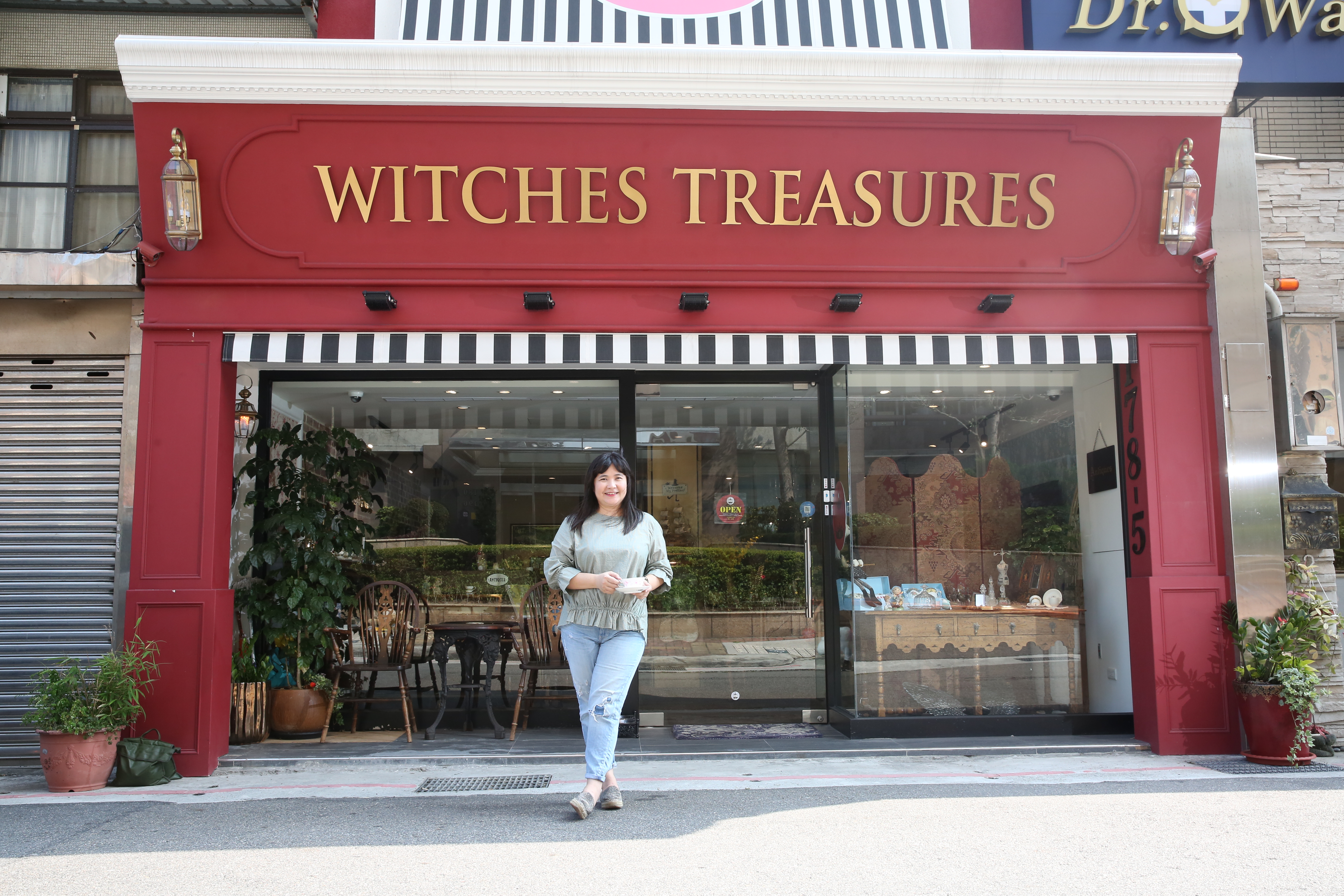 女巫藏寶內外裝潢都由阿榮片廠工班鼎力相助。