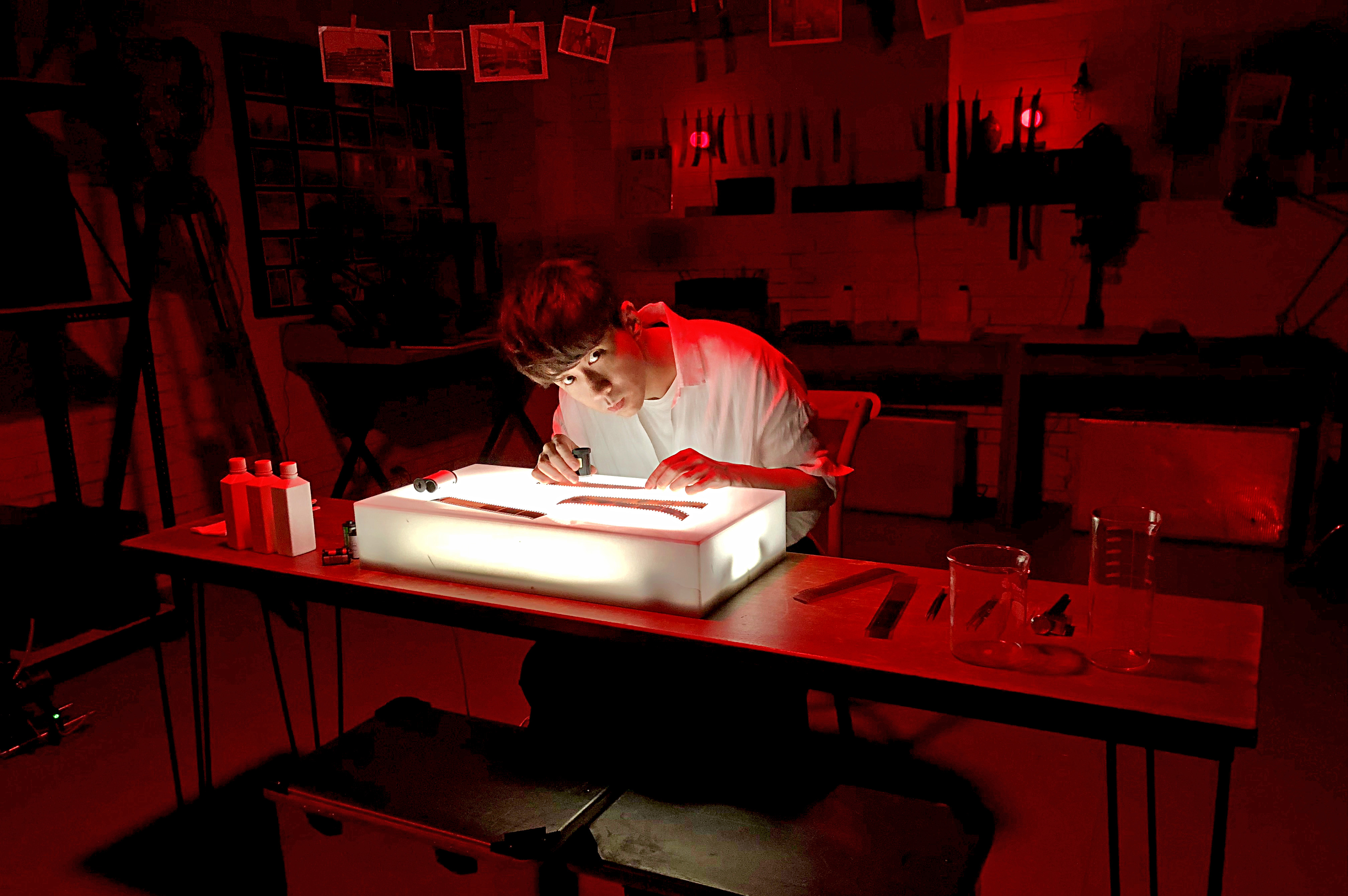 光良在新歌〈阿比安吉〉MV飾演「回憶修復師」，曲風走溫馨路線，但MV拍攝時卻一直有怪怪的事情發生。（星娛音樂）