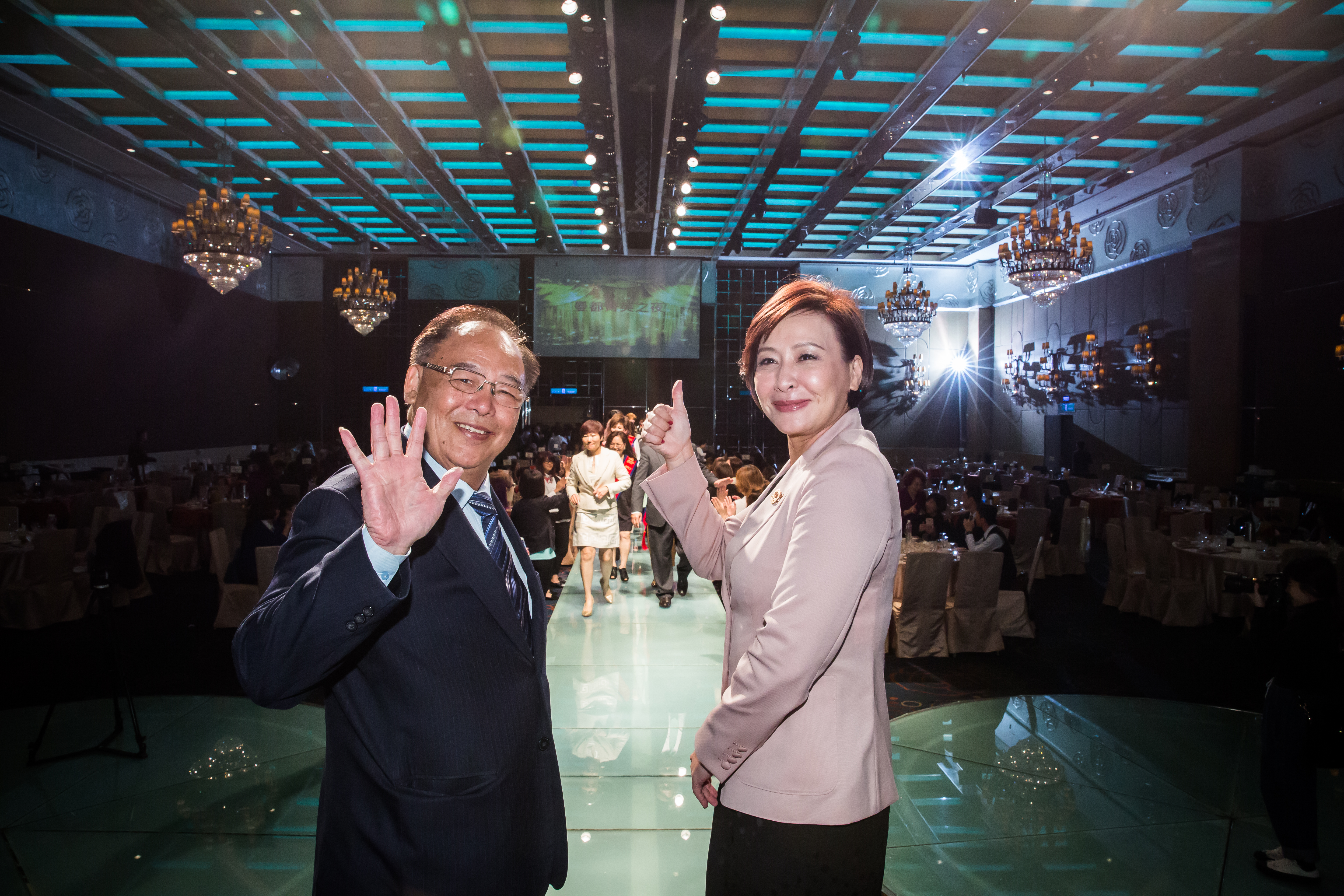 從父親賴孝義（左）手上接下曼都集團管理大任，賴淑芬（右）的表現讓父親十分滿意。