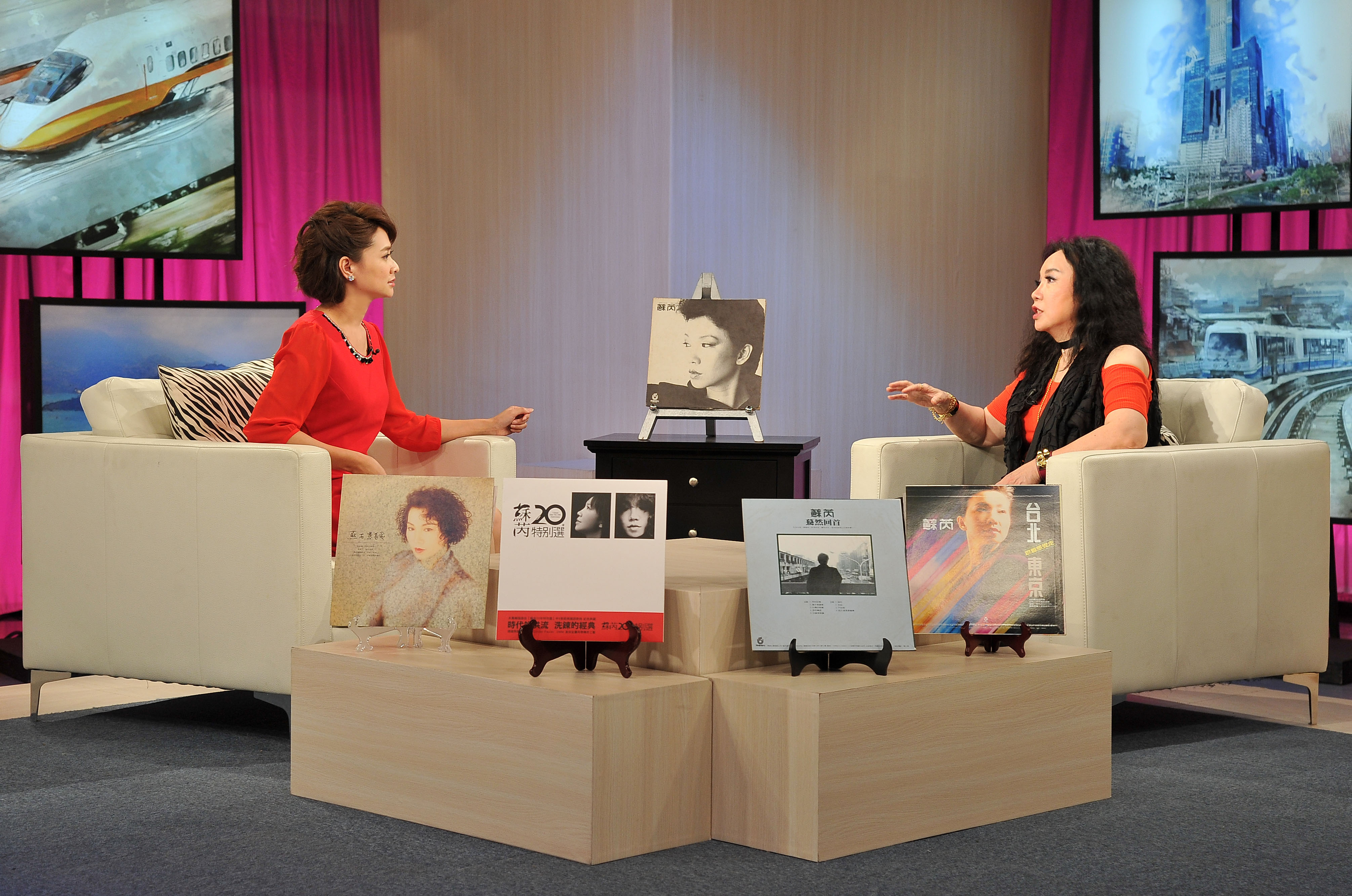 今年第29屆金曲獎「特別貢獻獎」蘇芮（右），在台視《台灣名人堂》節目，接受主持人侯乃榕（左）訪問。（台視）