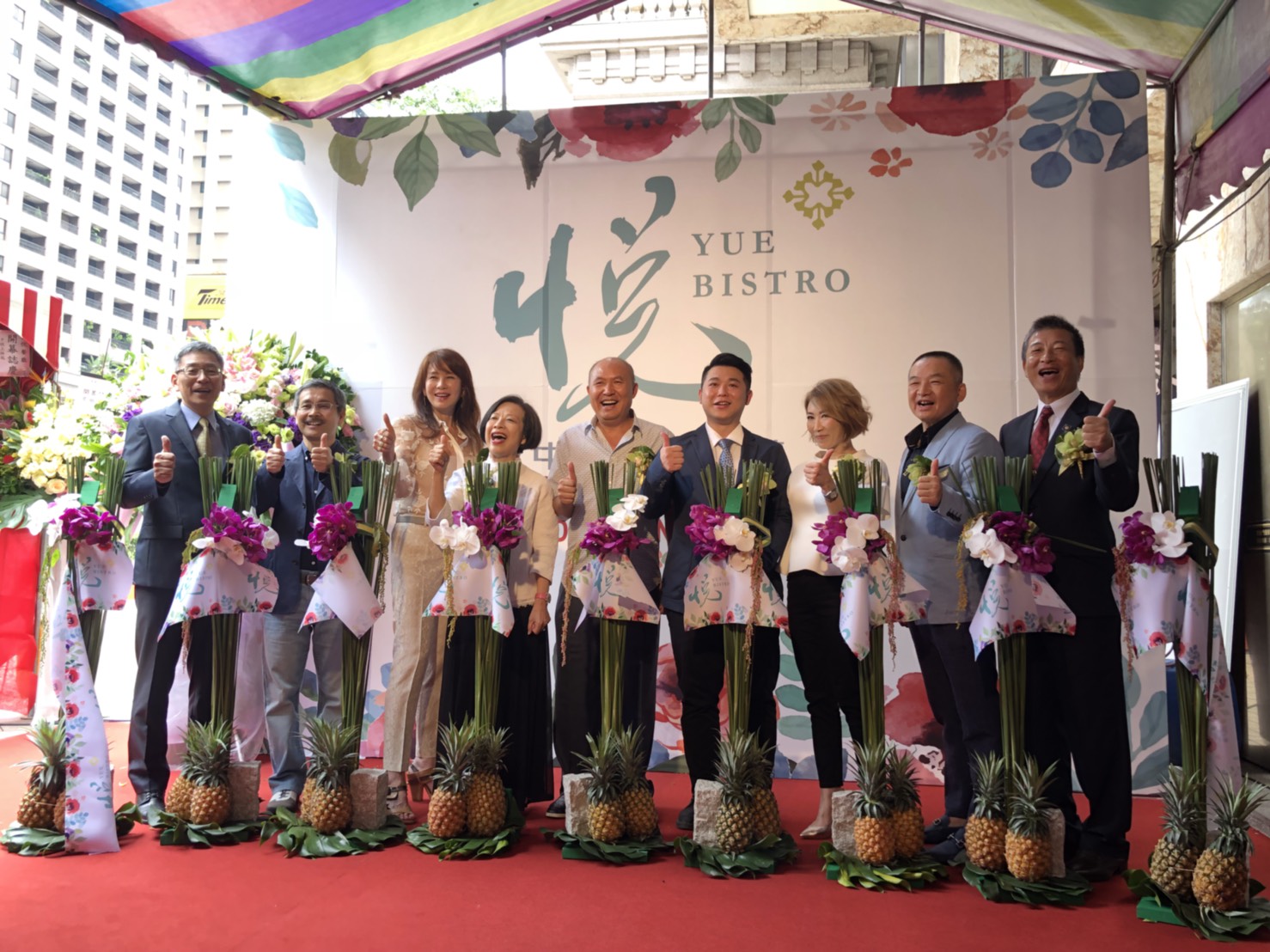 中悦機構旗下餐廳今日盛大開幕，在地建商及知名歌手李翊君都到場祝賀。（業者提供）