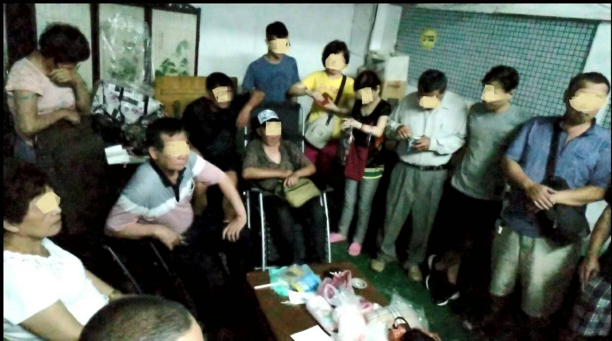 隱身在華西街商圈內六合彩簽賭站不僅負責「看場子」的人員年事已高，就連遭逮的賭客也頗有年紀。（警方提供）