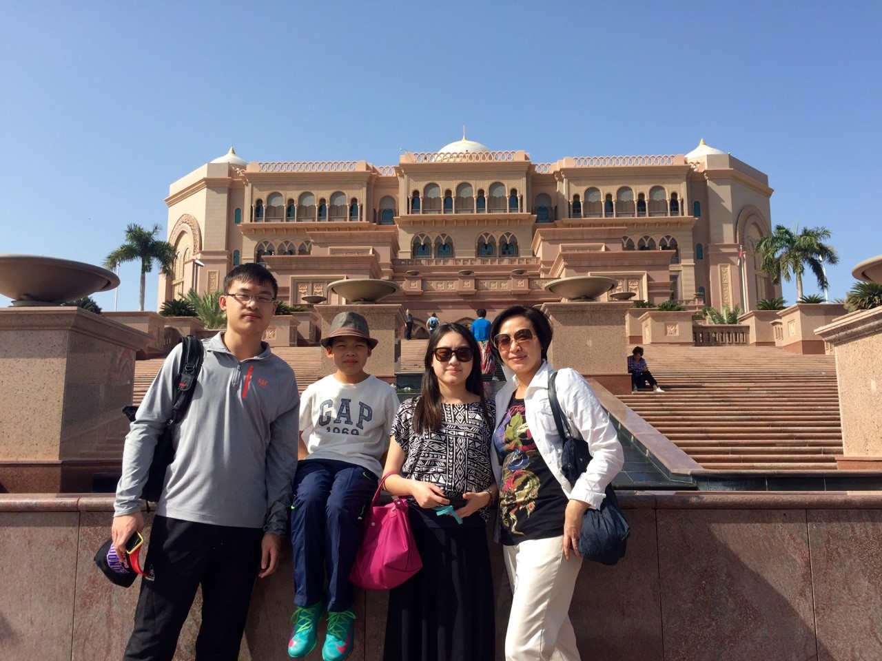 3個孩子是賴淑芬的寶貝，每年都會安排一趟家族海外之旅。（賴淑芬提供）