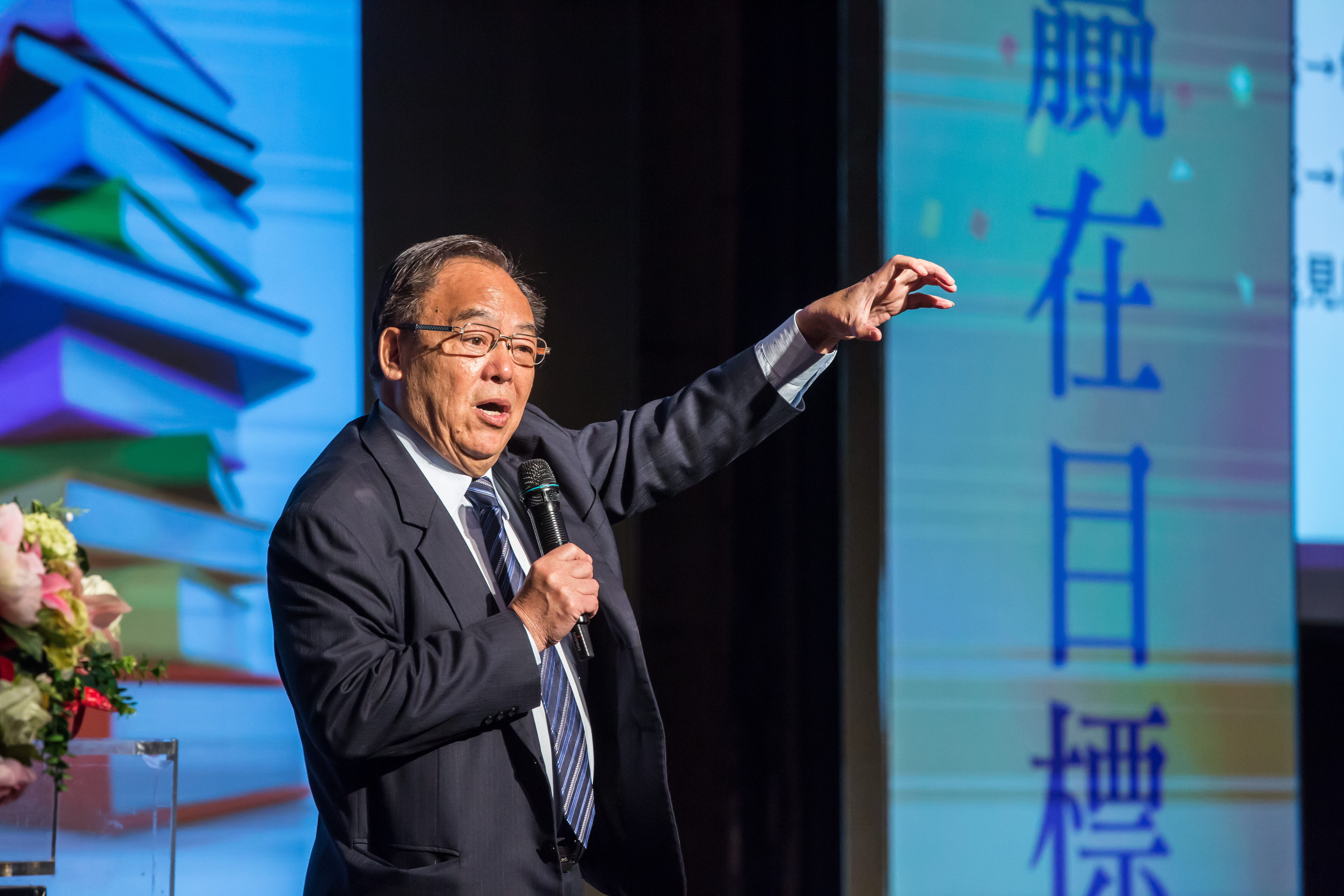 曼都集團創辦人賴孝義只有小學畢業，靠著精擅手藝與努力不懈，帶領集團穩居國內美髮業龍頭。