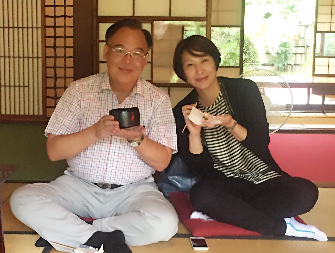 賴孝義（左）是傳統大男人，賴淑芬對父親既尊敬又崇拜，圖為父女倆一同赴日本考察。（曼都提供）