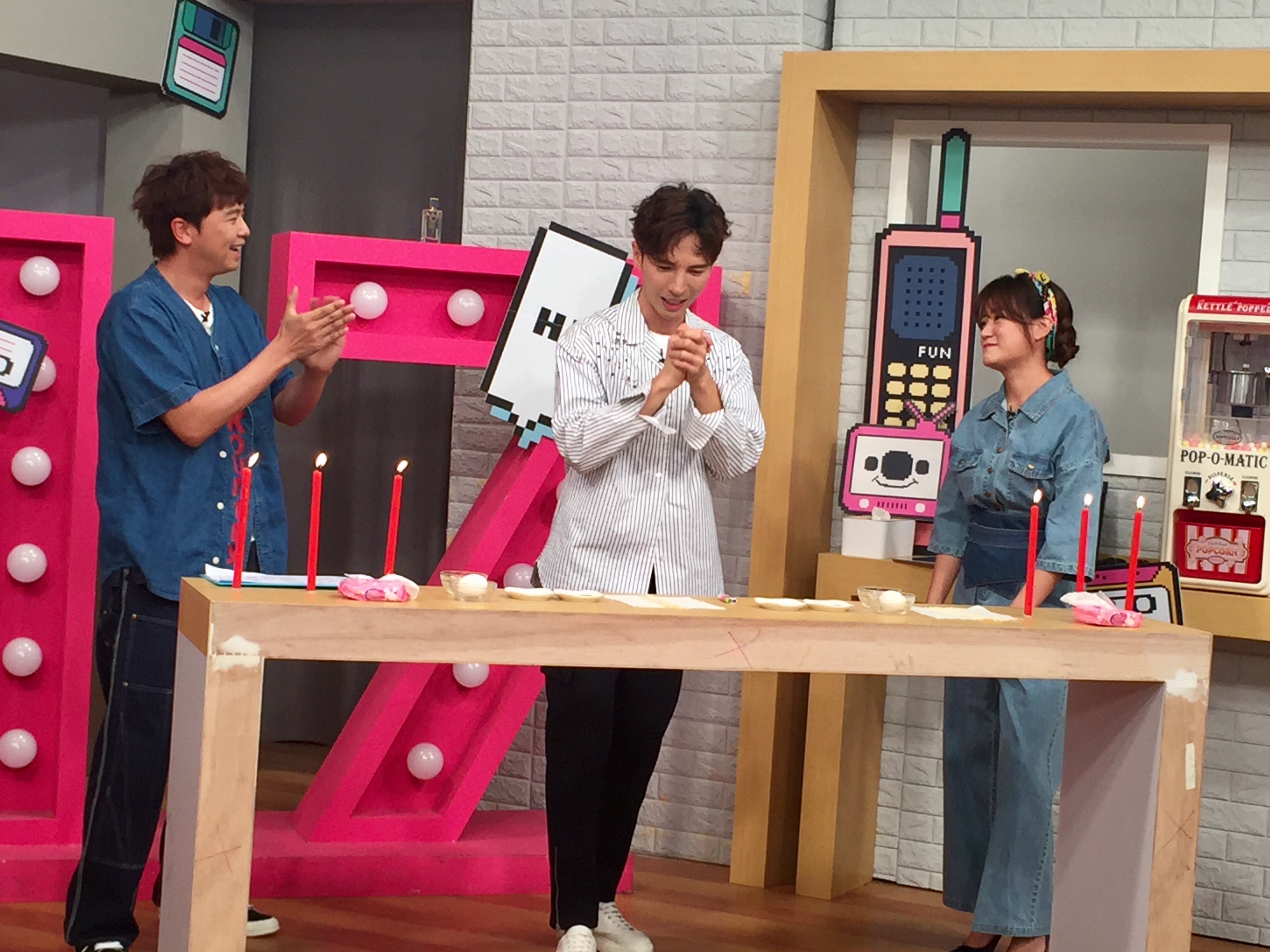 陳勢安（中）在17直播節目《趣你的娛樂》，接受主持人黃鴻升（左）、海芬（右）提早慶生。（17 Media）