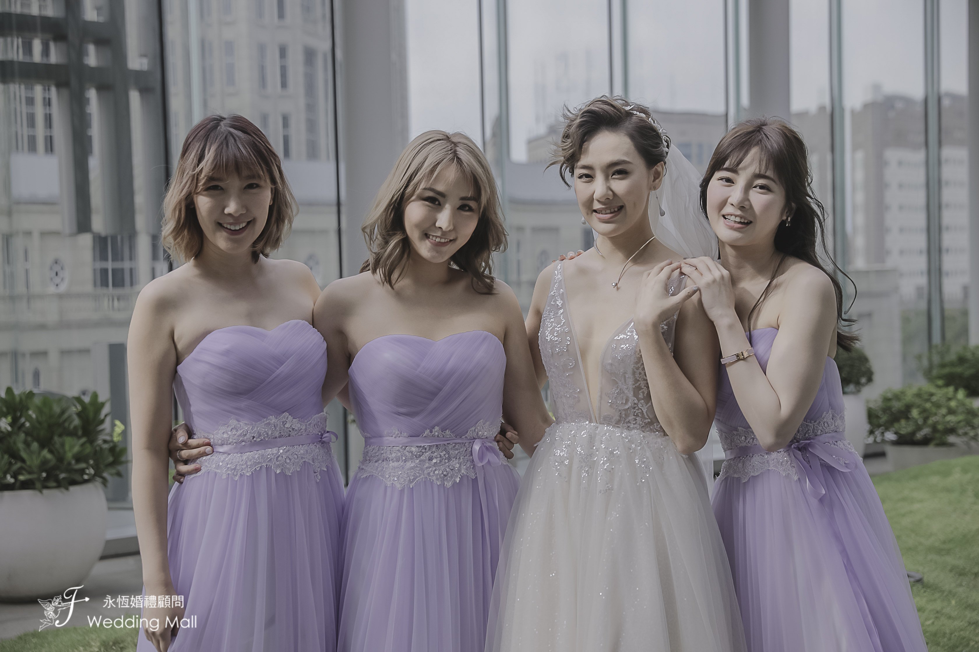 李懿（左一）、舒子晨（左二）以及表妹Dime（右一），擔任劉雨柔的伴娘。（米兔哥娛樂）