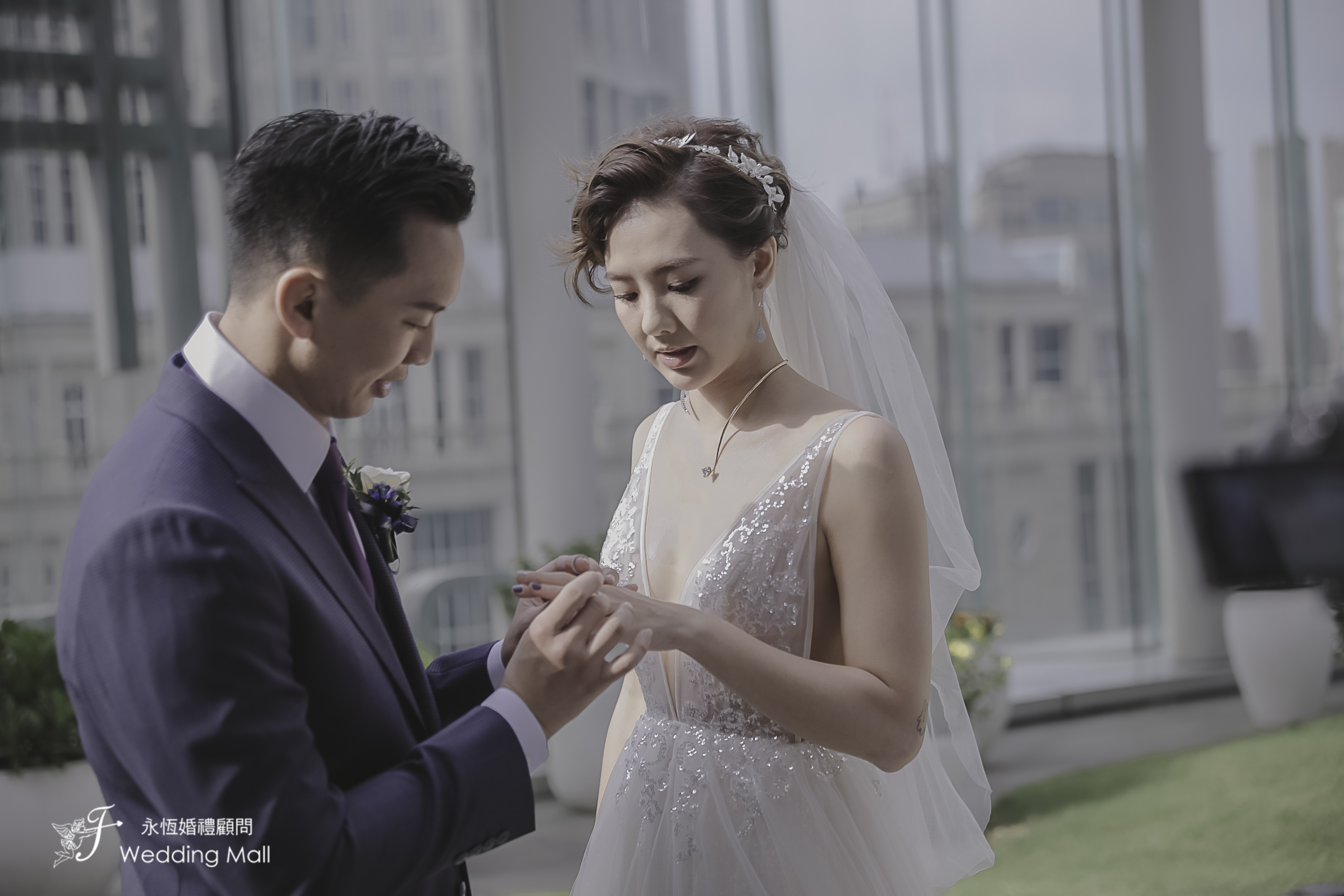 老公黃育仁替劉雨柔套上婚戒。（米兔哥娛樂）