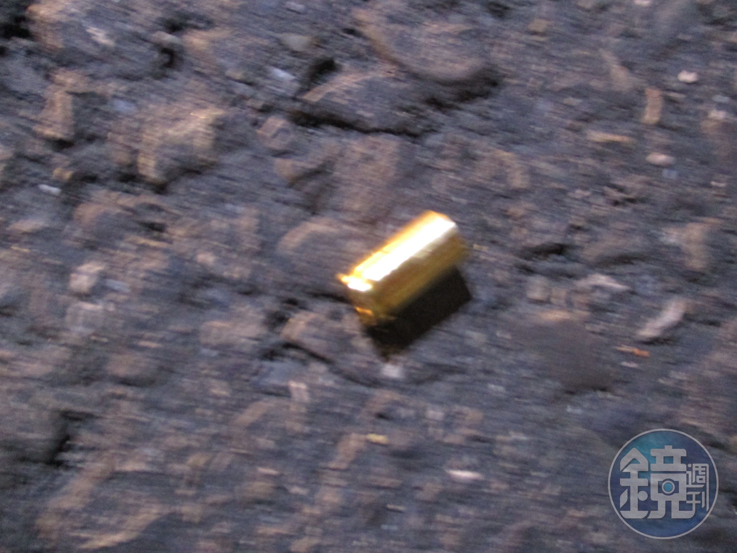 地下留有彈殼，警方研判應是凶嫌開槍遺留現場。（警方提供）