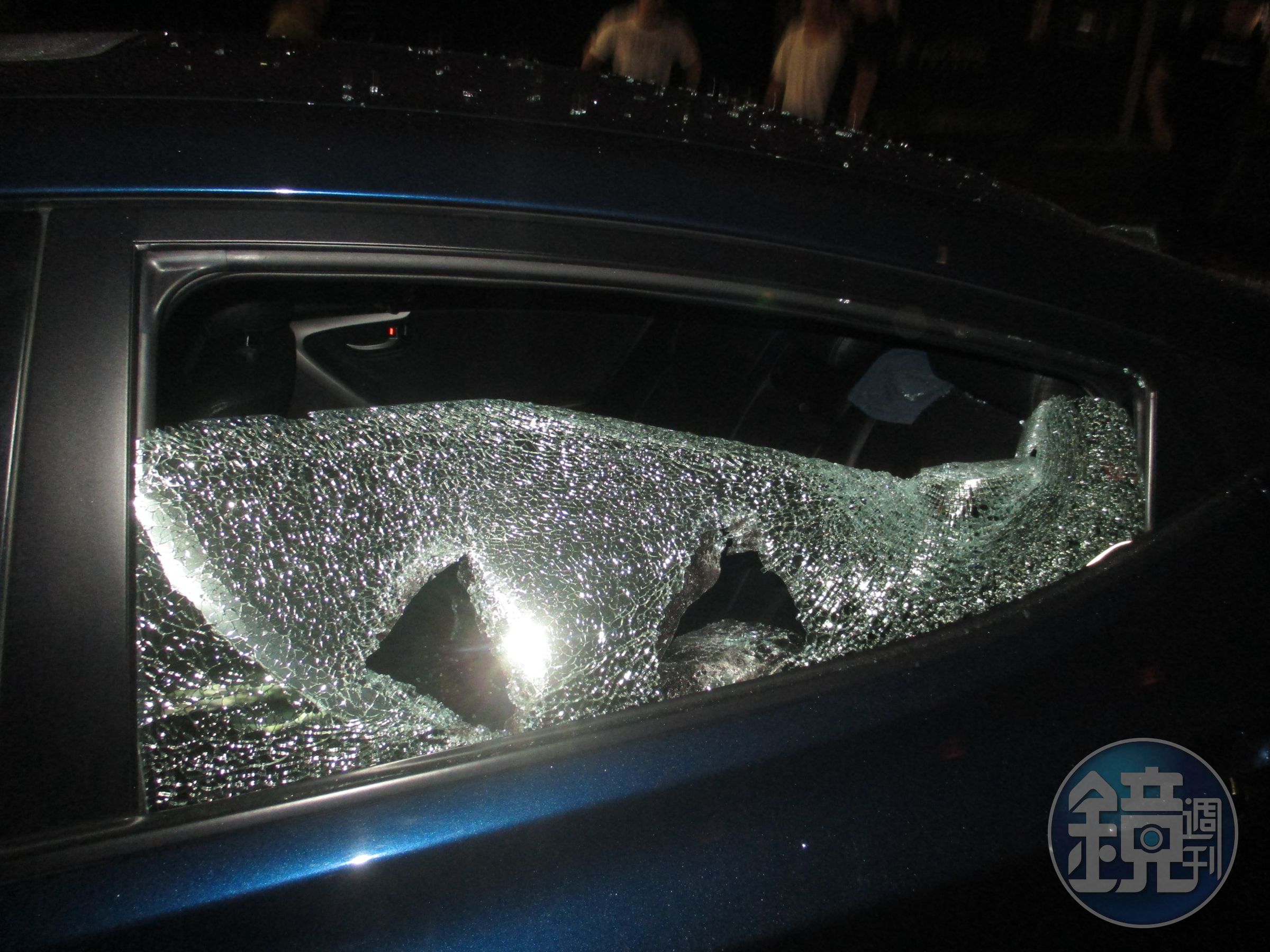 死者轎車四周玻璃遭砸破，嫌犯尋仇意味濃厚。（警方提供）