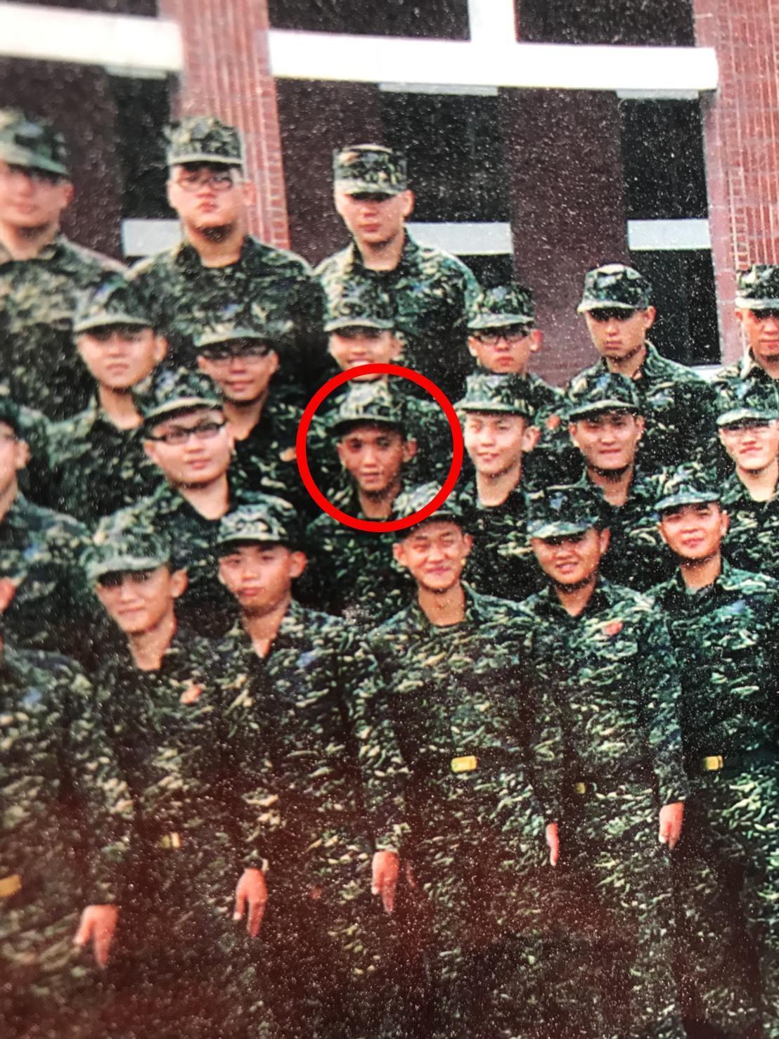 畫紅圈為為自願役何姓士兵，服役已經5年，今凌晨開車遭人槍擊身亡。（警方提供）