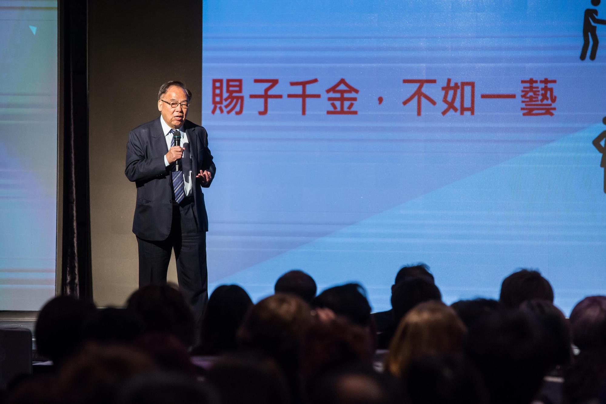 賴孝義從美髮學徒出身,創立曼都集團,改善美髮從業人員的社會經濟地位。