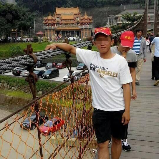 自願役上兵何男因為單親,當兵撐起家中經濟,沒想到遭誤認槍殺枉死。(翻攝網路)