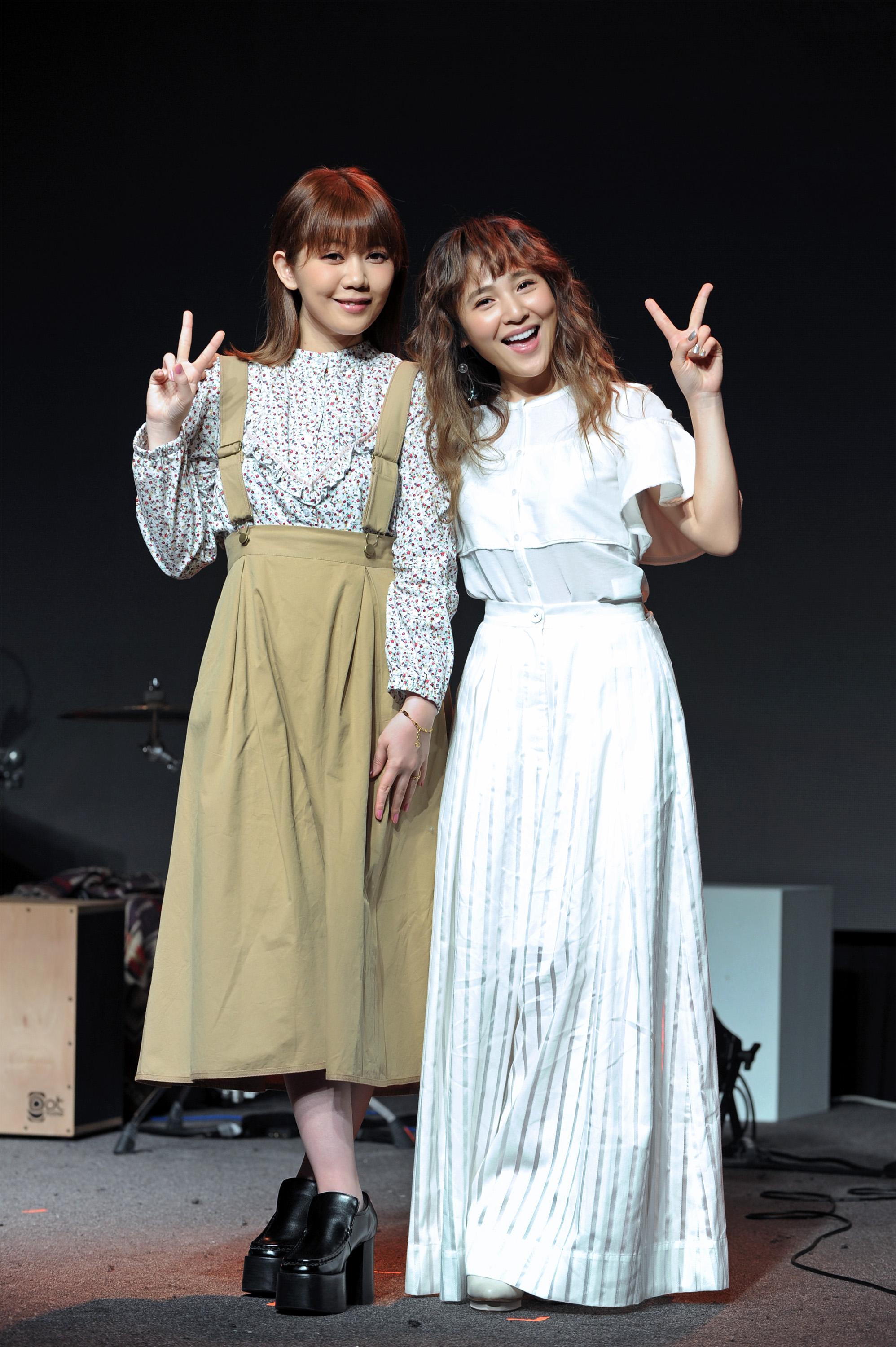日本的創作系甜美歌姬Maco（左）應邀擔任演唱會嘉賓，兩人翻唱〈手紙~拜啟 給十五歲的你〉。（環球音樂）