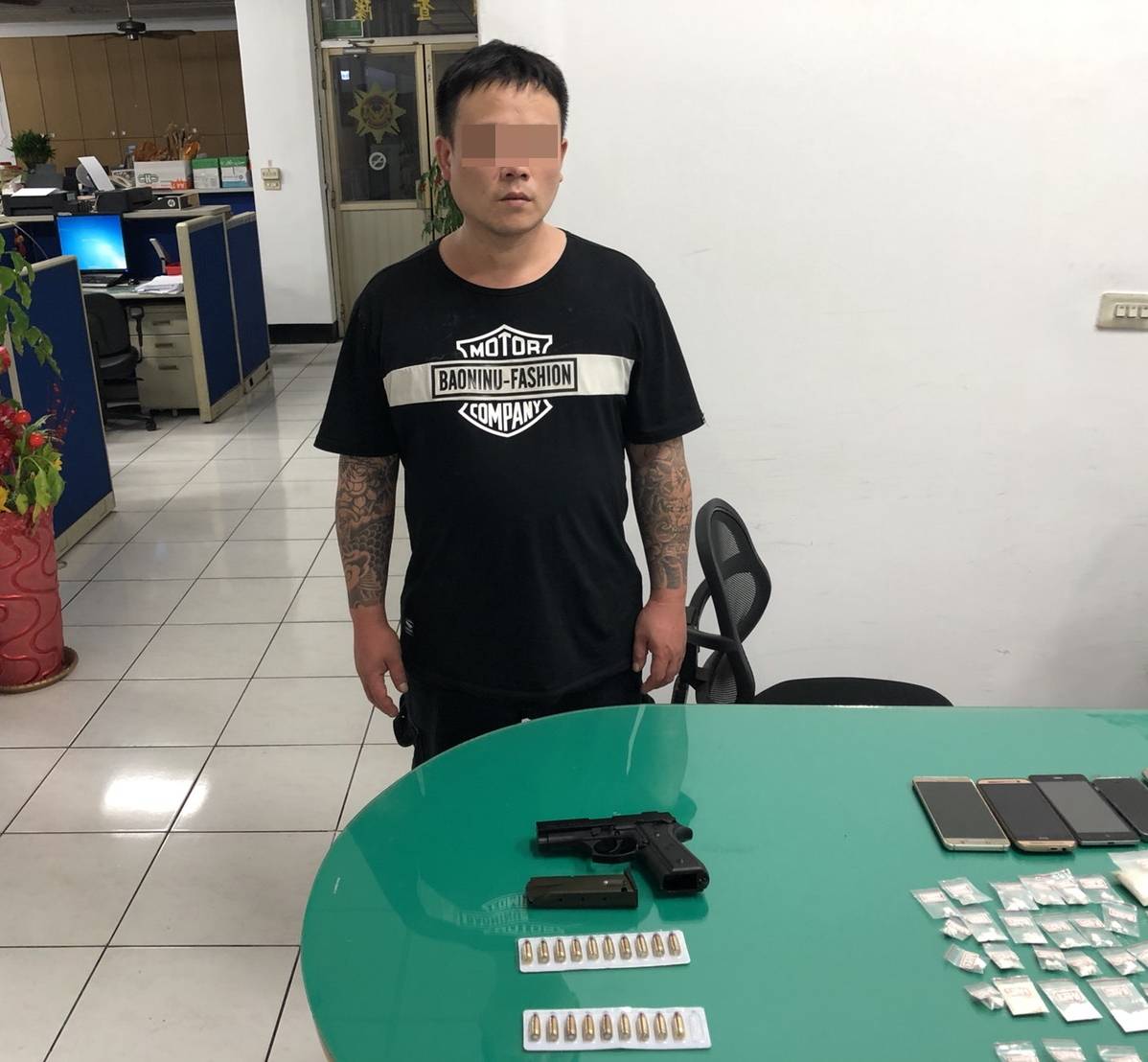 洪姓男子涉及多起開槍案件，早在5月初曾被警方逮捕，卻又被交保放出來趴趴走。（警方提供）