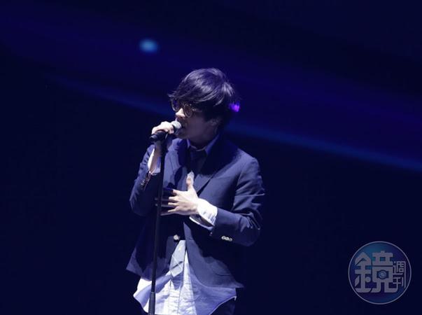盧廣仲演唱大熱單曲〈魚仔〉,歌迷如癡如醉。