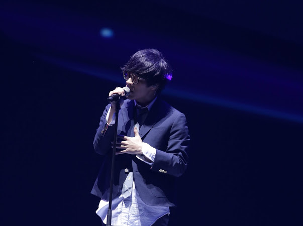 盧廣仲演唱大熱單曲〈魚仔〉，歌迷如癡如醉。