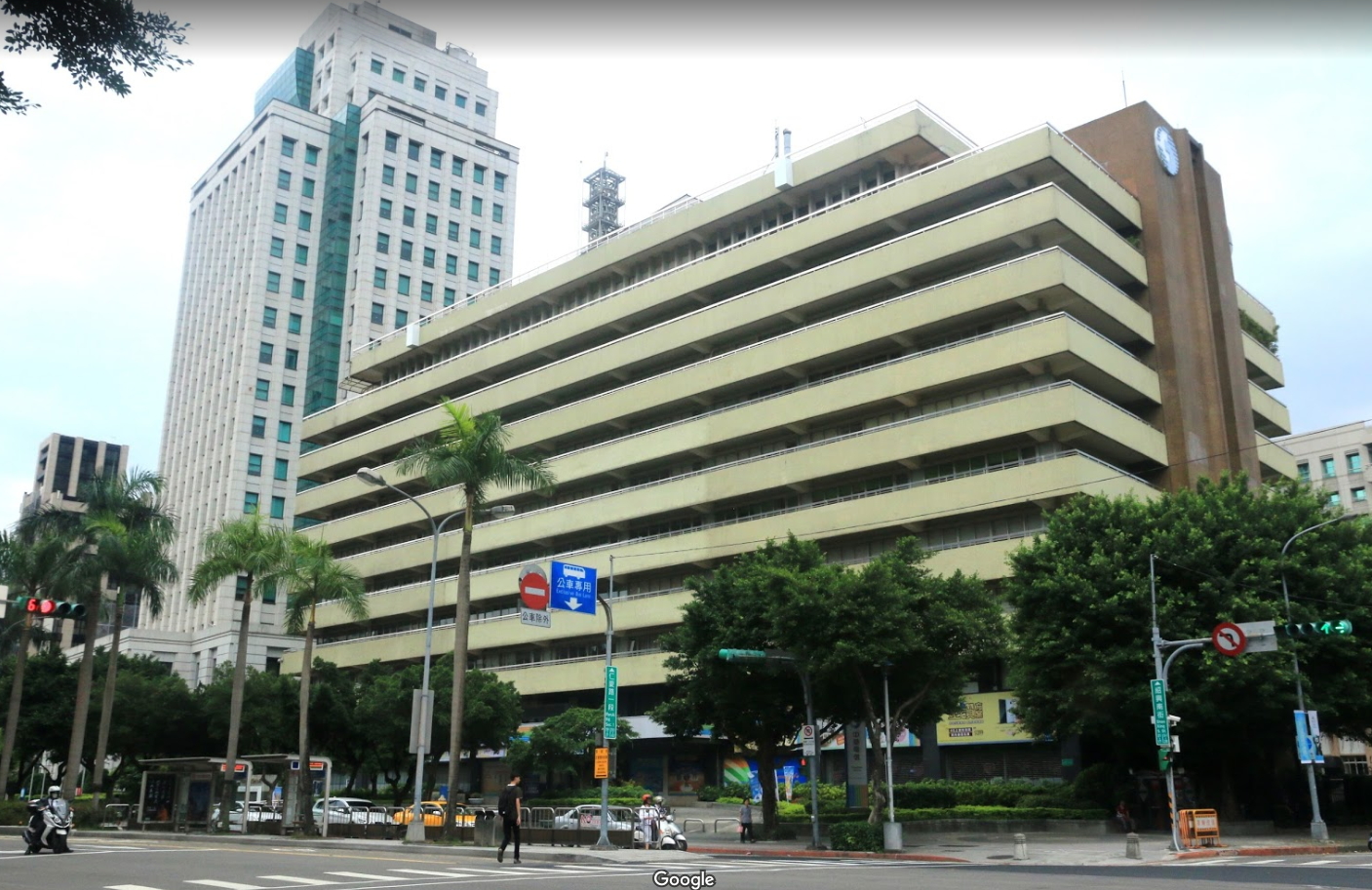 仁愛路、杭州南路口的中華電信綜合大樓，是全國通信中樞，被列為演練遭到飛彈轟炸應變的演習地點。（翻攝自Google map）