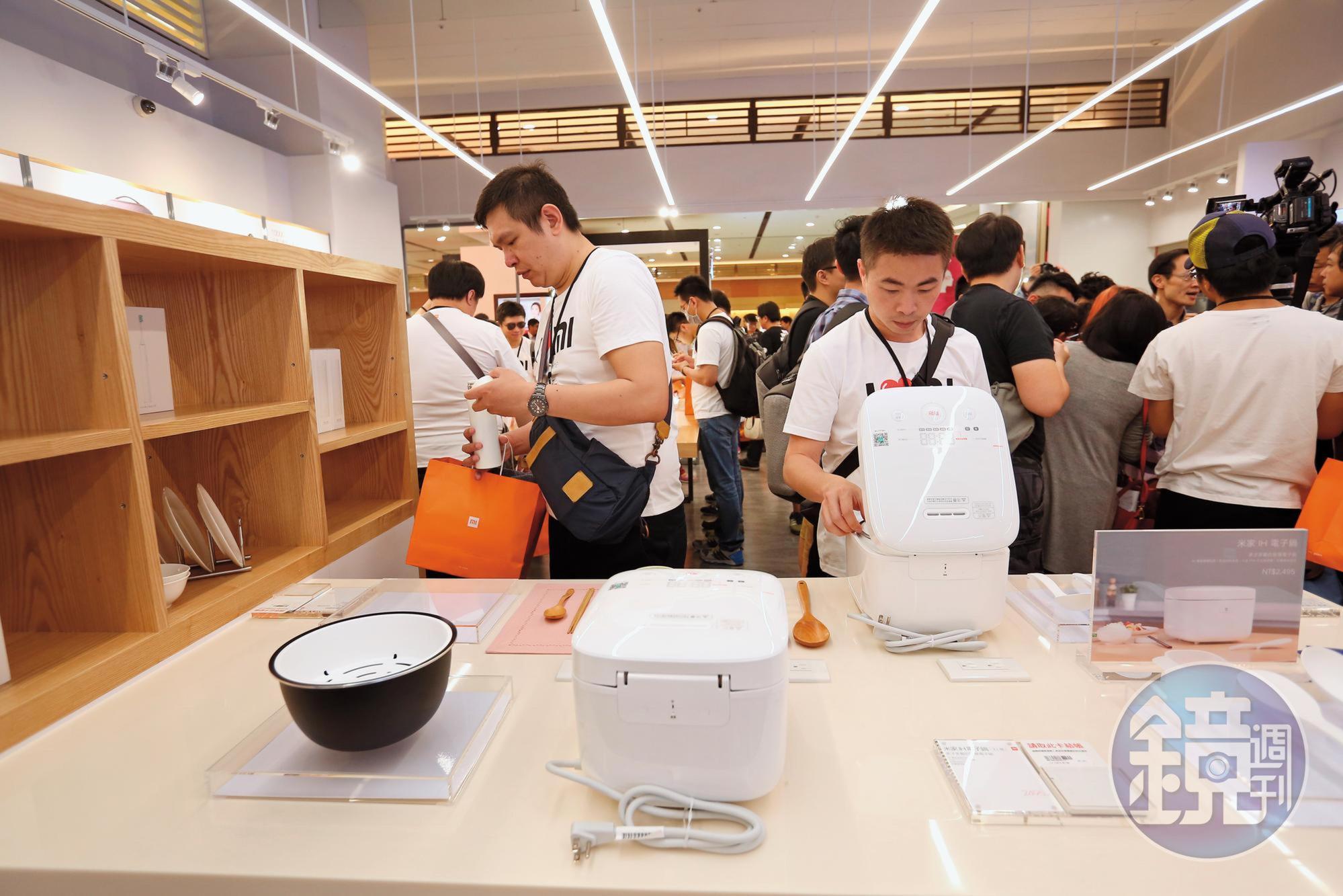 即便是平日上班時間,小米專賣店也是擠滿人潮。