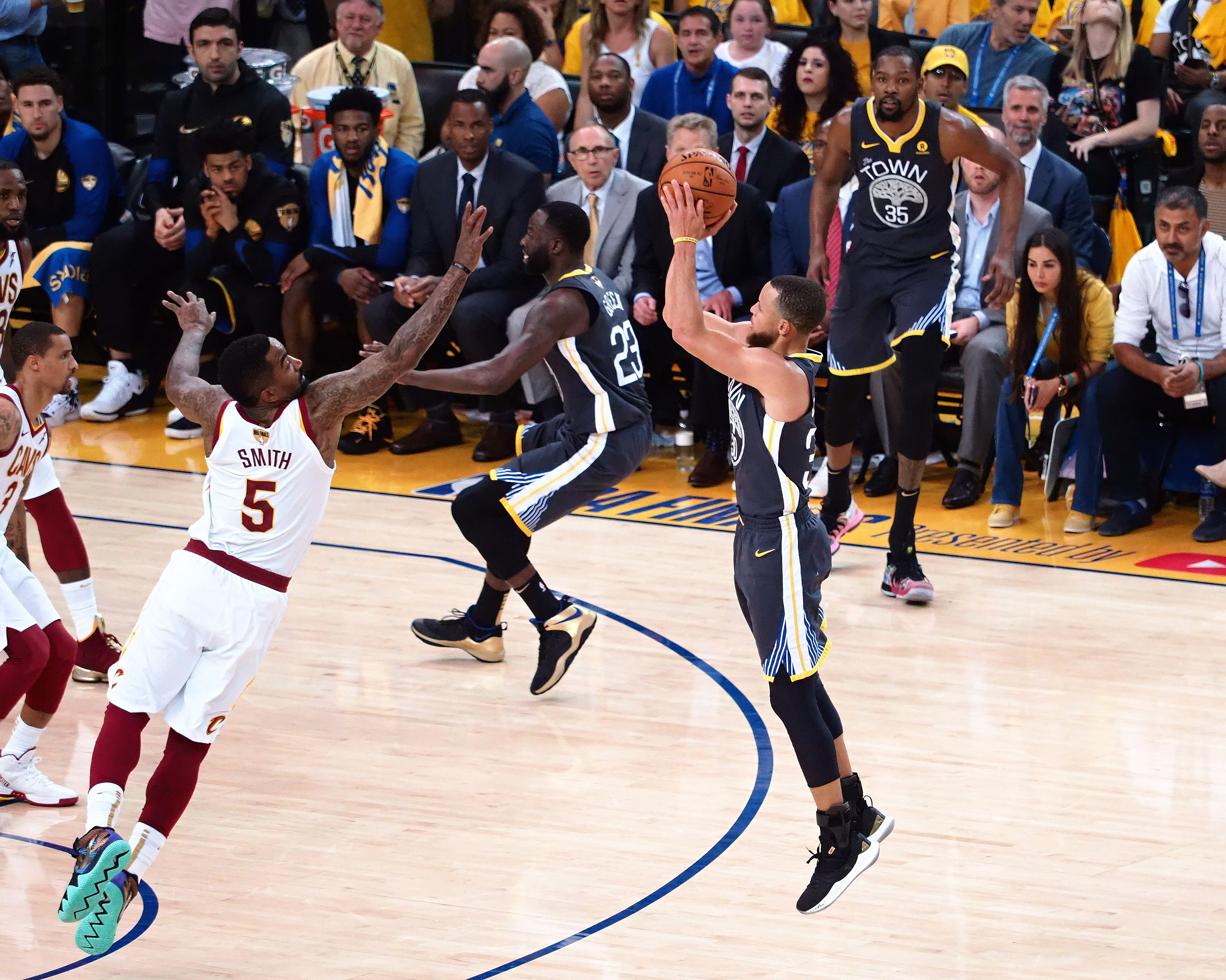 「咖哩小子」柯瑞狂轟9顆三分砲，奪下全場最高33分，幫助勇士以122比103擊敗騎士。（東方IC）