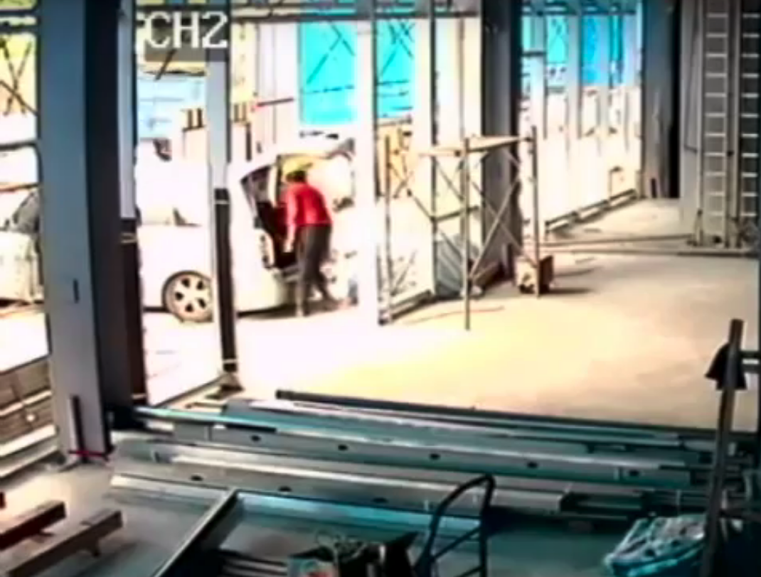 台北市濱江街工地，遭身穿紅衣的蕭姓慣竊搜刮工地建材。（警方提供）