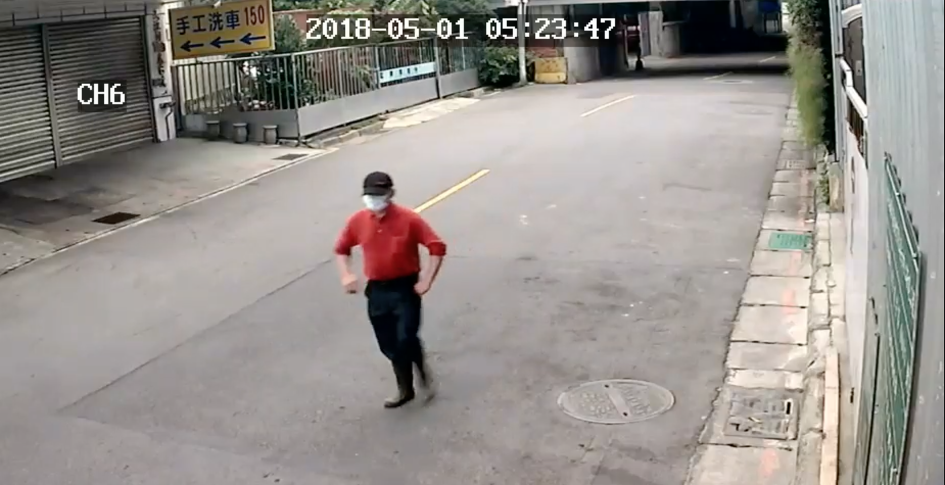 蕭姓慣竊假扮工人觀察地形。(警方提供)