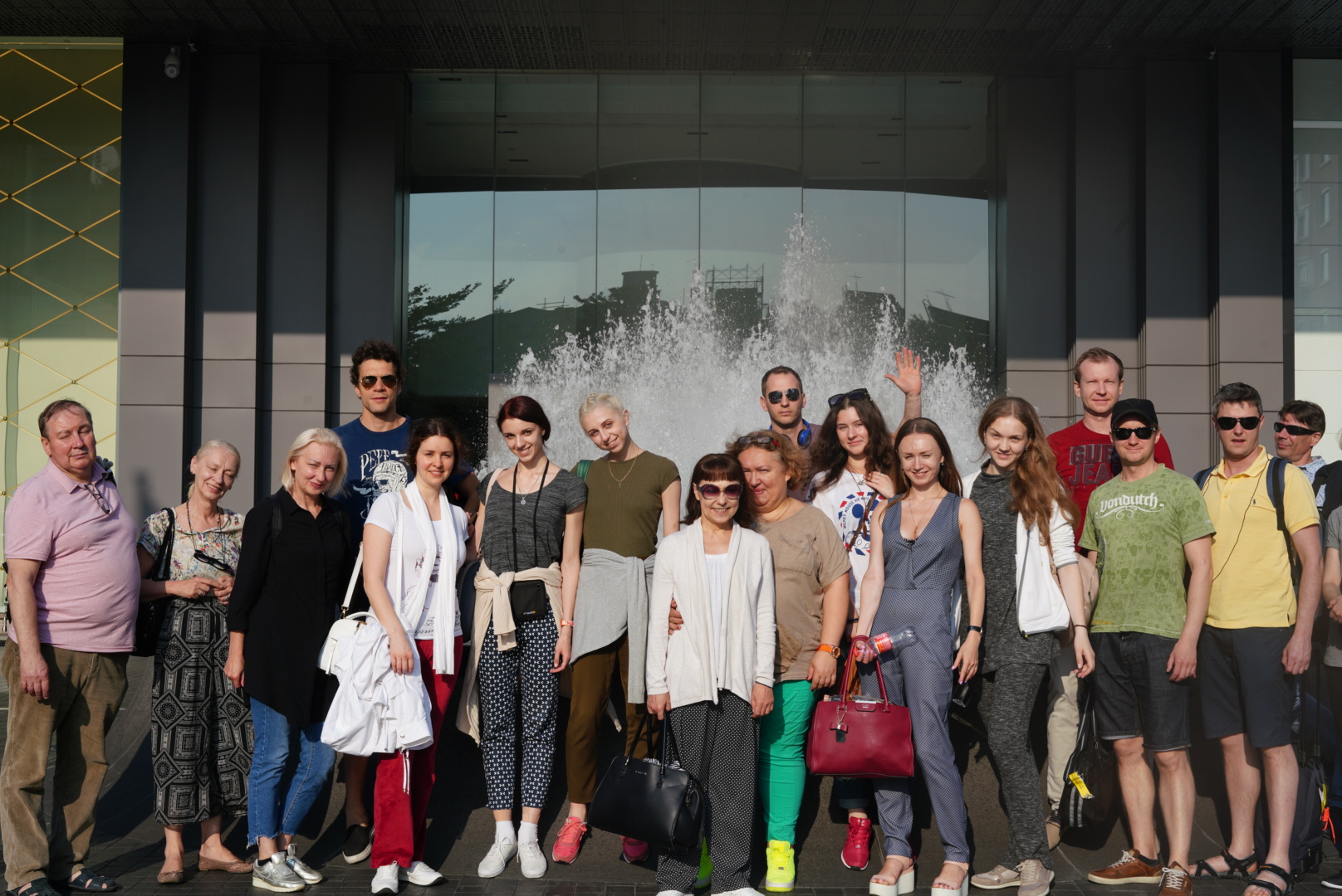 基輔國家芭蕾舞團第一批舞者與劇院工作人員3日下午抵台。（牛耳藝術提供）