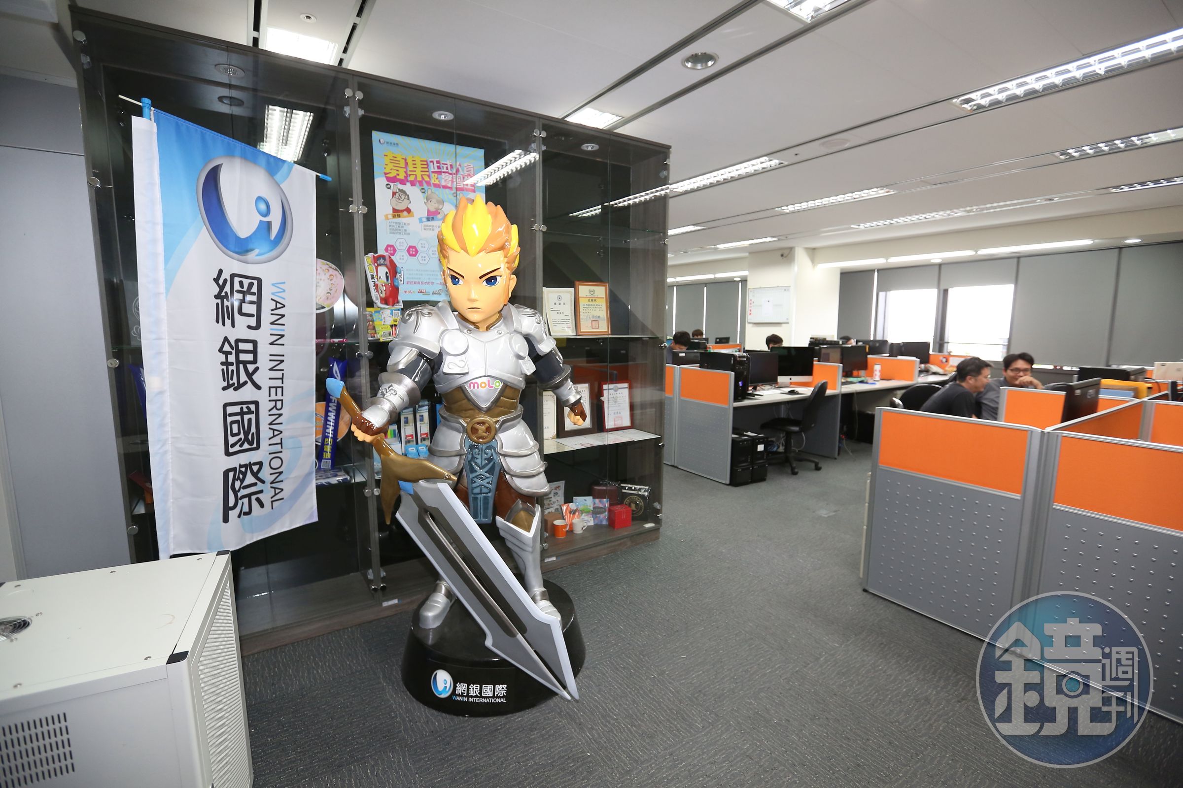網銀國際去年營收45億元，稅後盈餘更達10.74億元，比起智冠的4.18億元整整多出了1倍以上，每股盈餘達25.04元，高居同業之冠。
