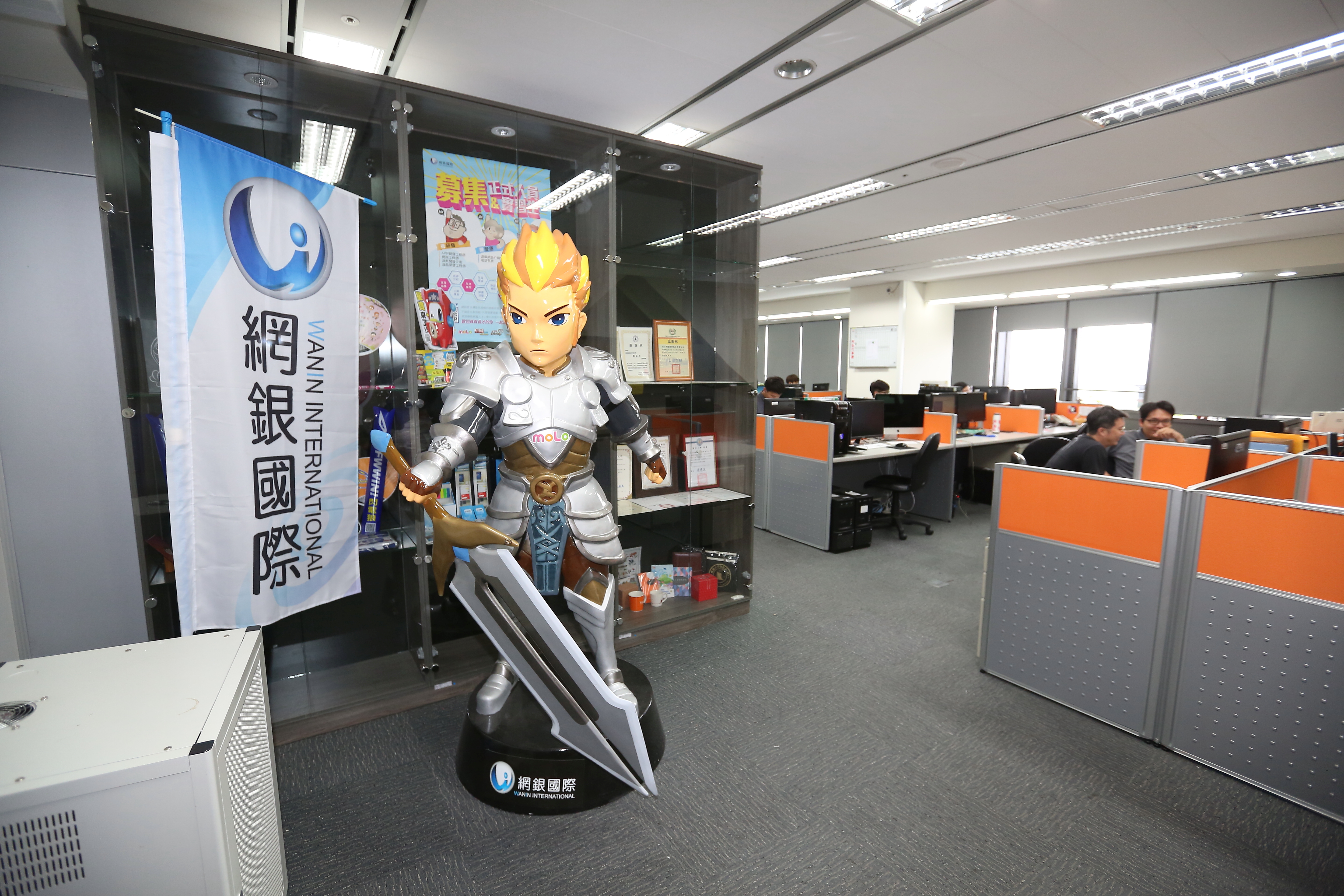 網銀國際去年營收45億元，稅後盈餘更達10.74億元，比起智冠的4.18億元整整多出了1倍以上，每股盈餘達25.04元，高居同業之冠。