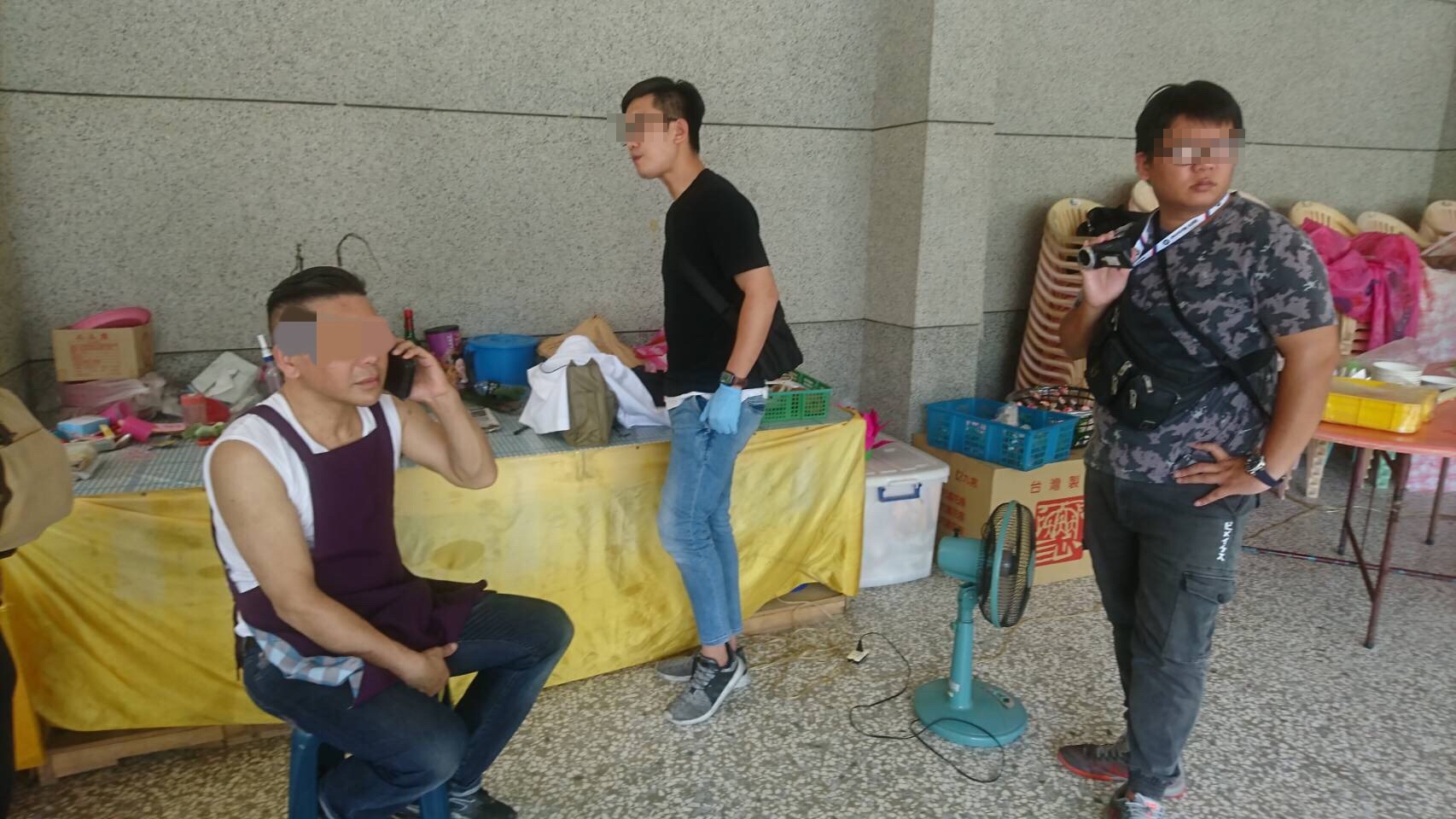 警方循線到台南逮捕涉嫌砍傷人的素食業者郭男,他還要求能將外燴煮完才離開,警方斷然拒絕。(警方提供)