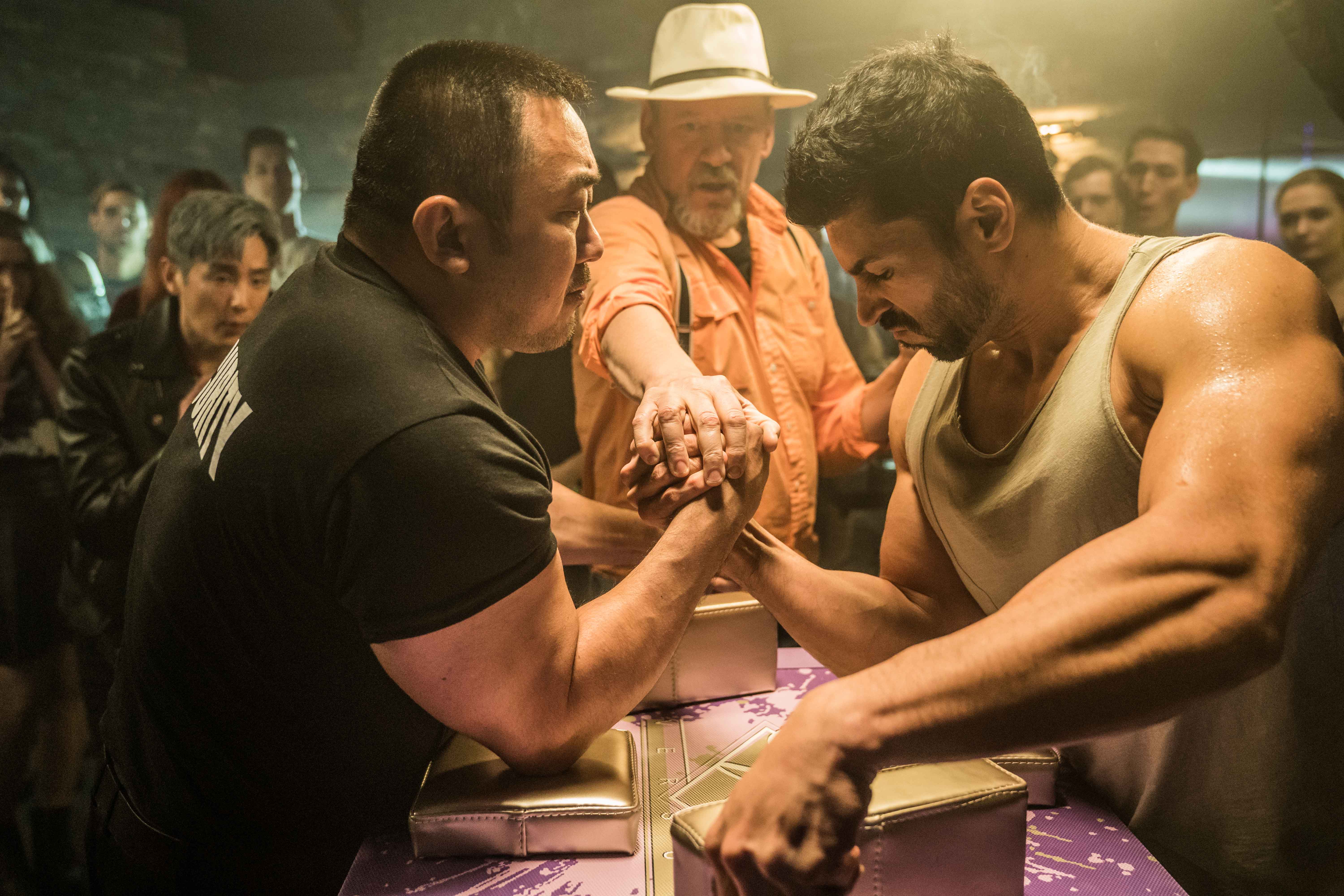 馬東石每一場腕力比賽都全力以赴，「因為如果做假，觀眾一定很輕易可以分辨出來。」（華映電影提供）