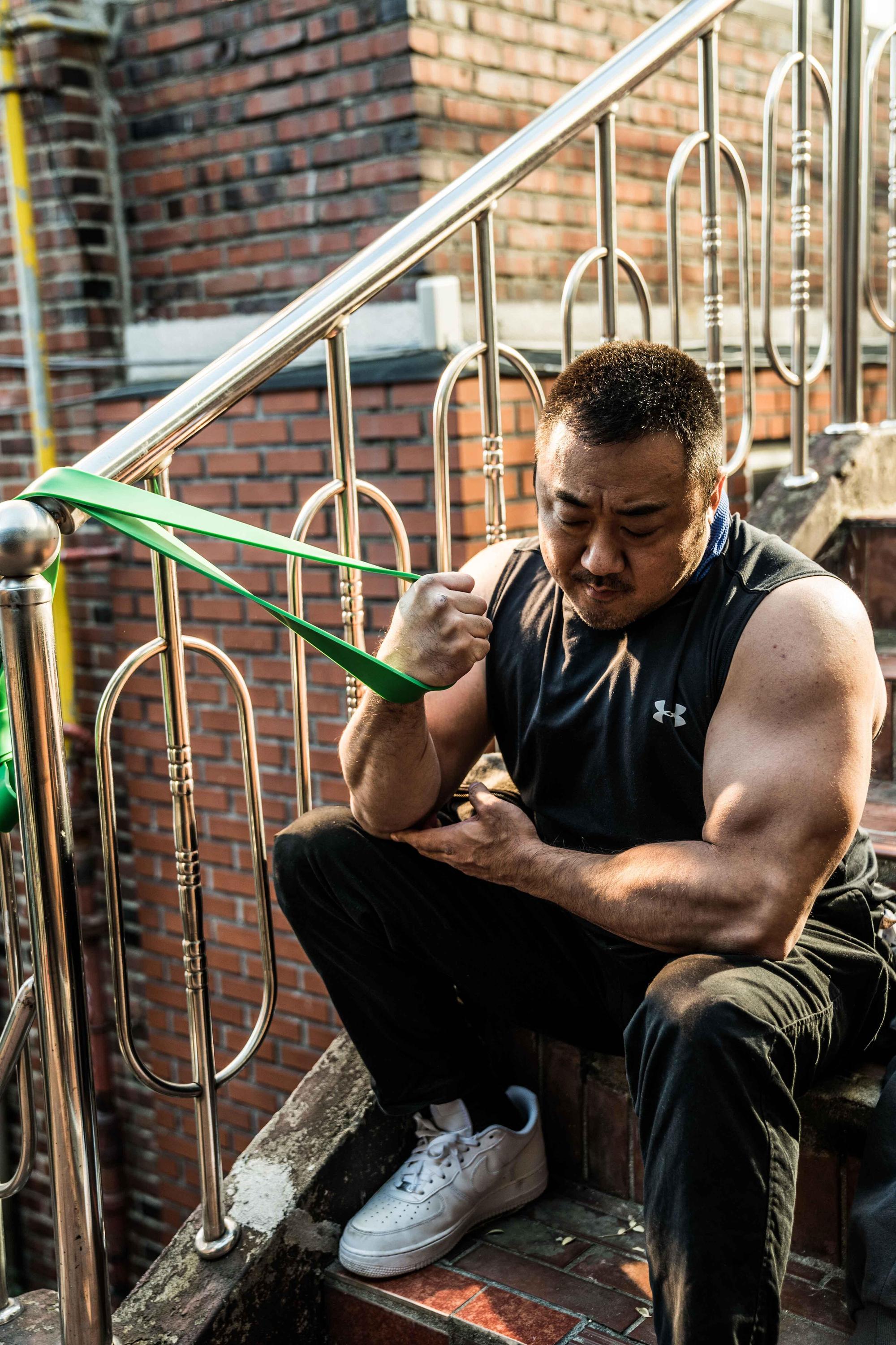 馬東石加強肌力訓練，為拍攝《冠軍大叔》，特別再增重6公斤。（華映電影提供）