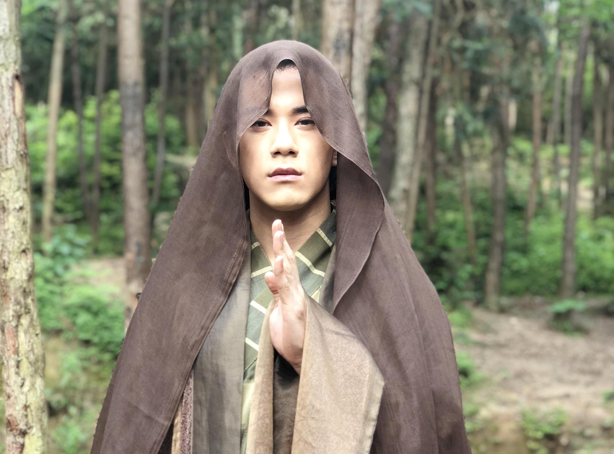 JR紀言愷的濟公服裝一層又一層，光看都覺得熱翻了。（天晴音樂提供）
