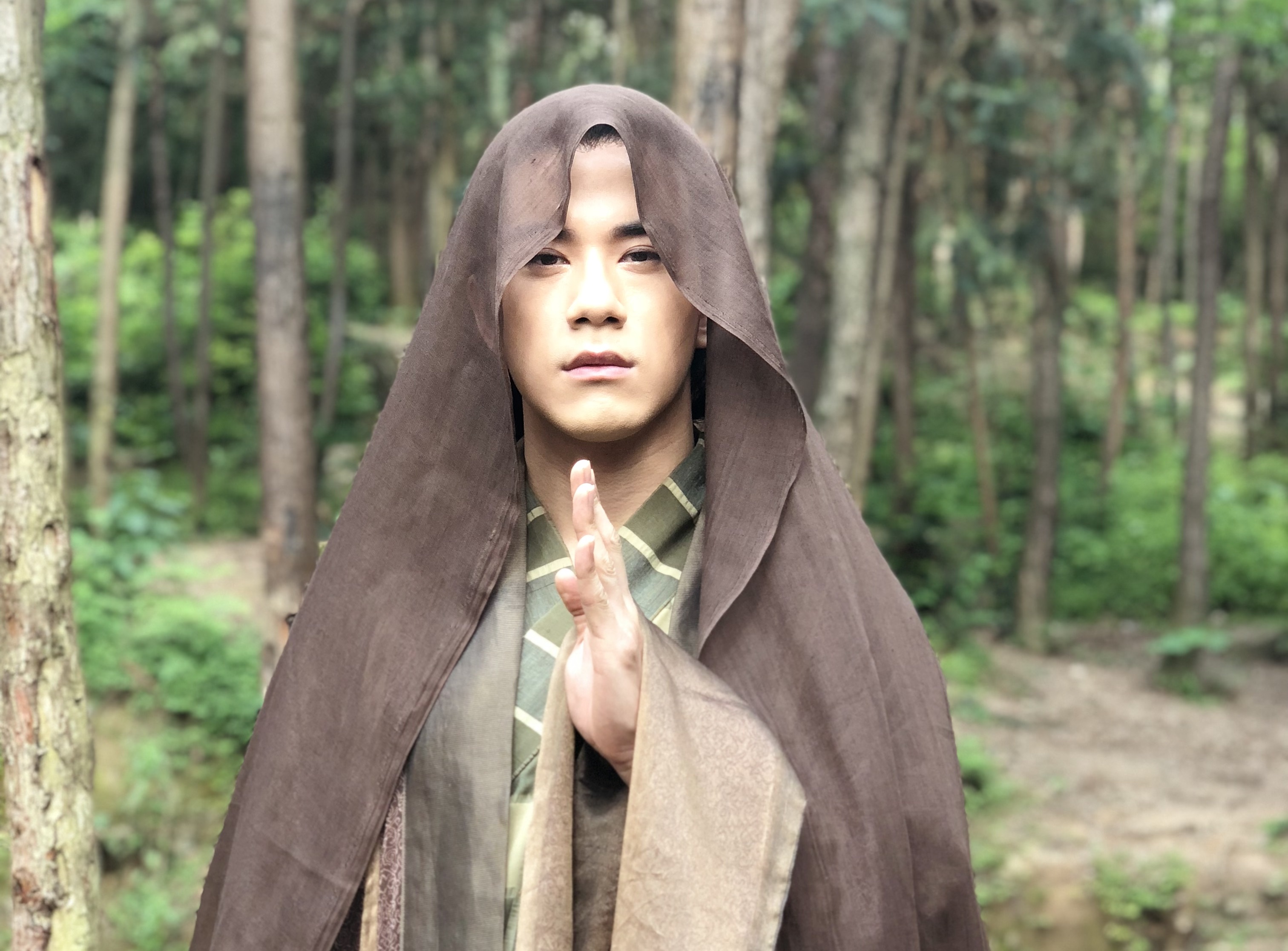 JR紀言愷的濟公服裝一層又一層，光看都覺得熱翻了。（天晴音樂提供）