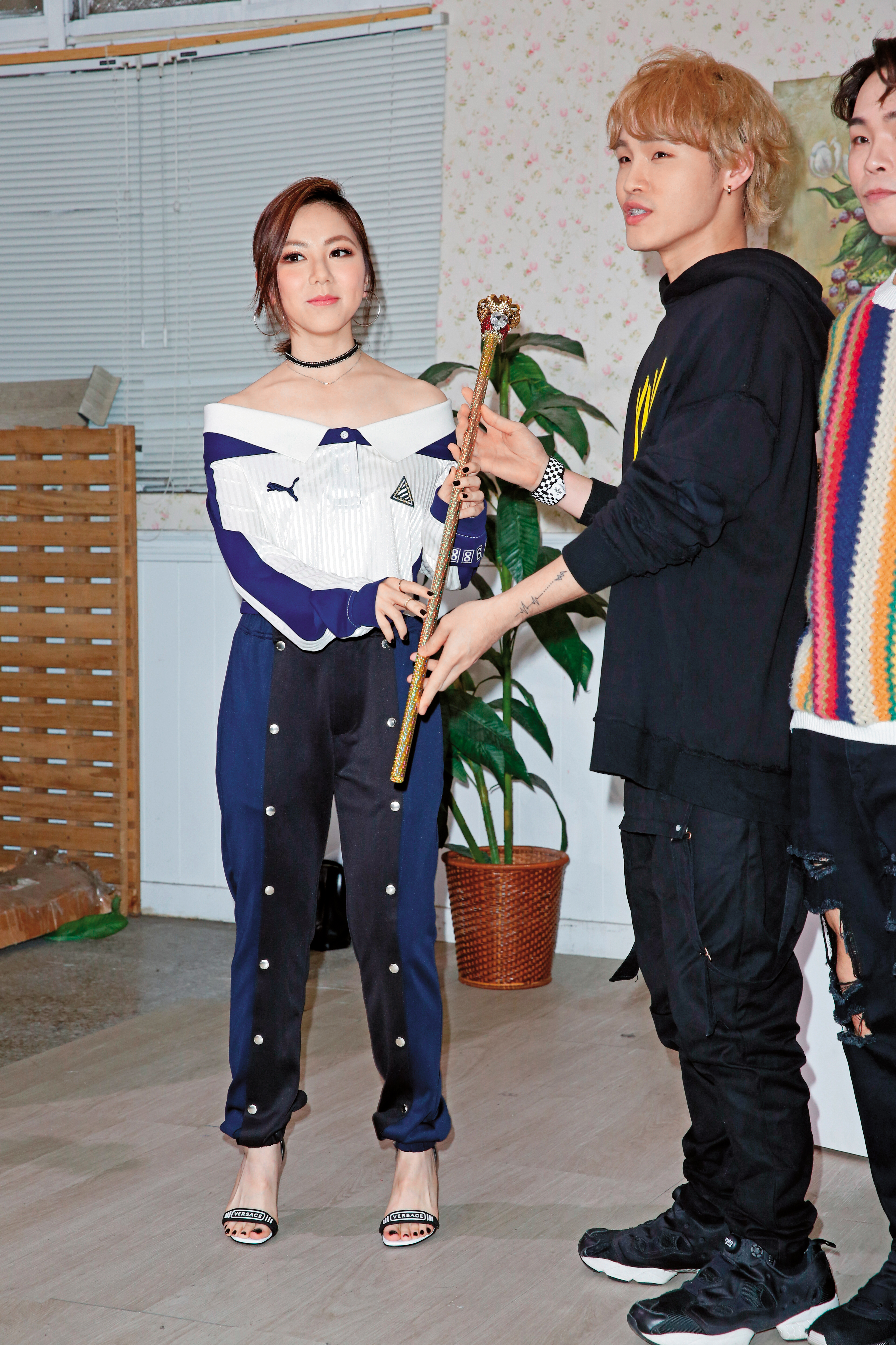 鄧紫棋(左)來台宣傳「Queen Of Hearts」巡迴演唱會,找來這群人站台。(PressPlay提供)