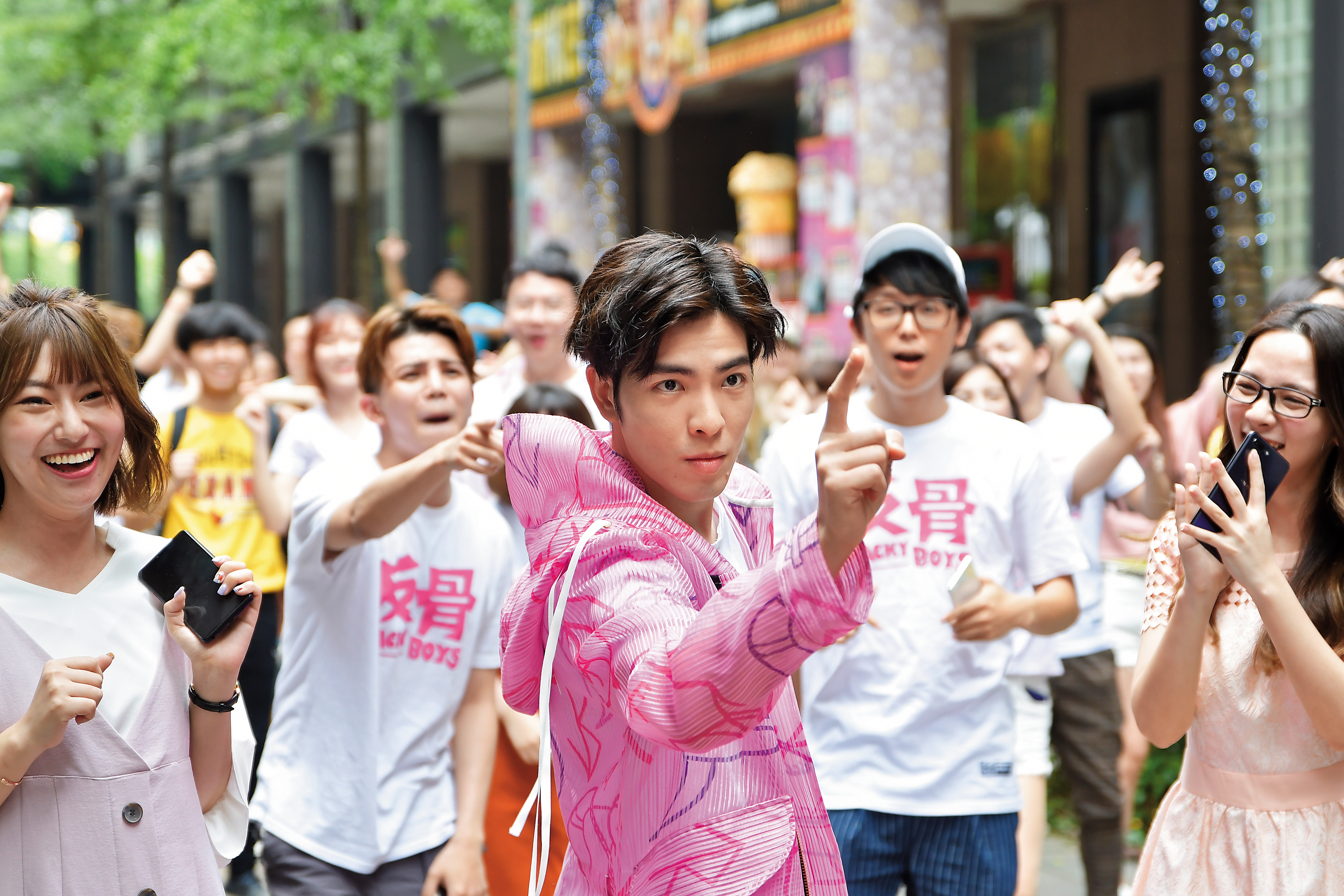 蕭敬騰擔任OPPO手機代言人，在快閃活動中與網紅們大跳手勢舞。（OPPO提供）