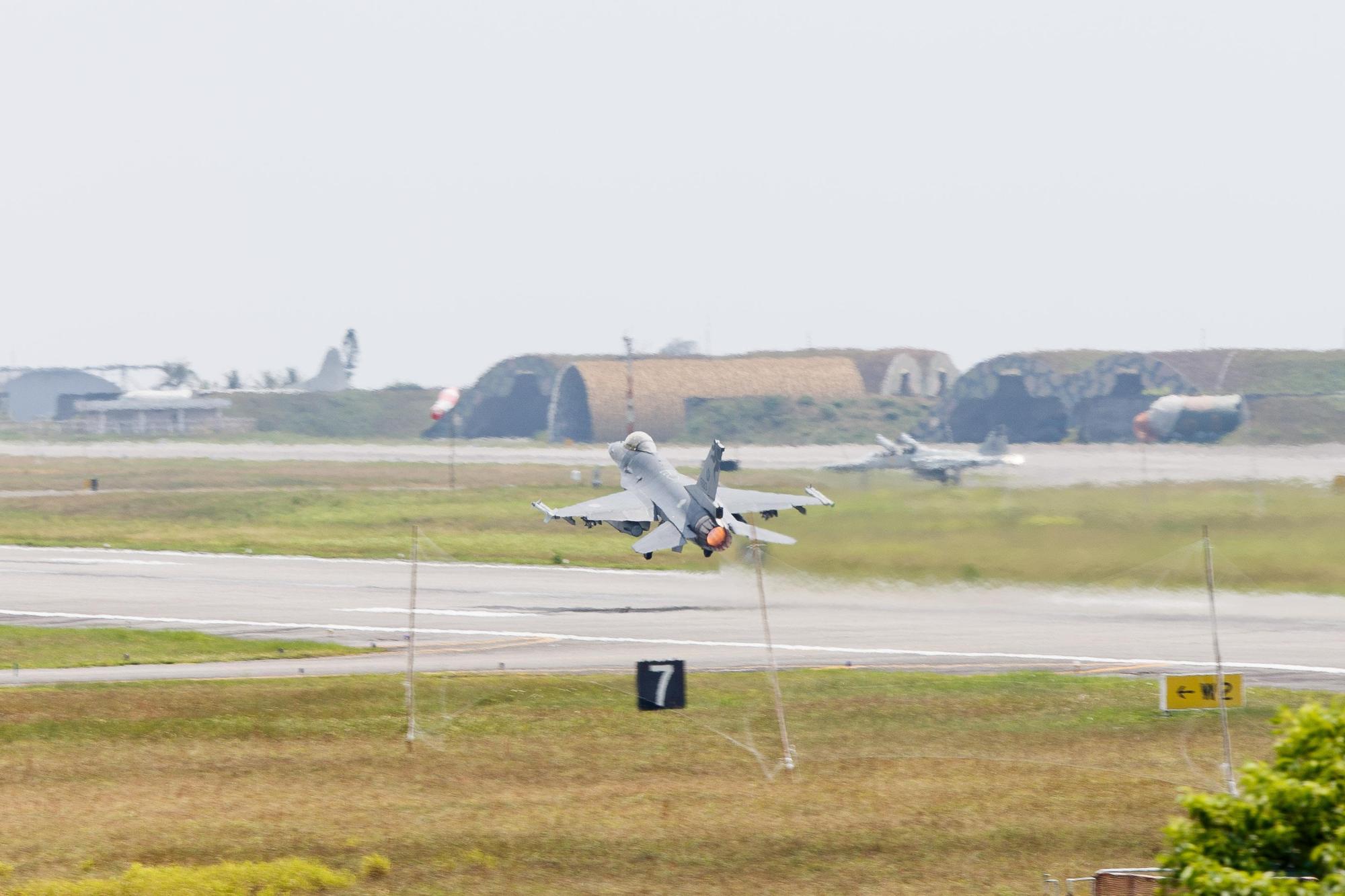 空軍一架F-16戰機從花蓮起飛，中午在東北角空域失蹤。（軍聞社提供）