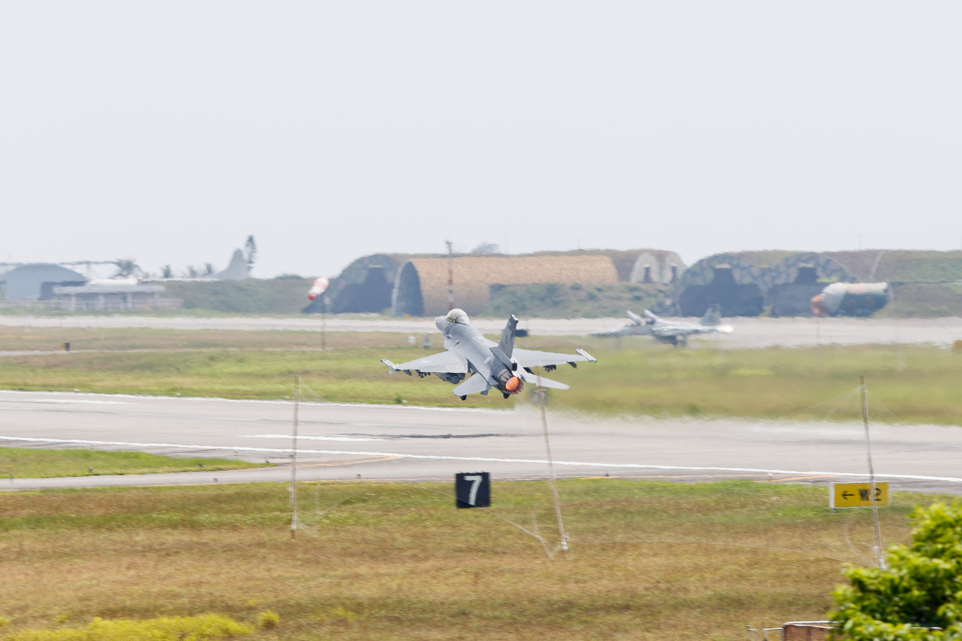 一架F-16戰機夜航訓練6時5分自花蓮起飛，於6時17分雷達光點消失。（軍聞社提供）