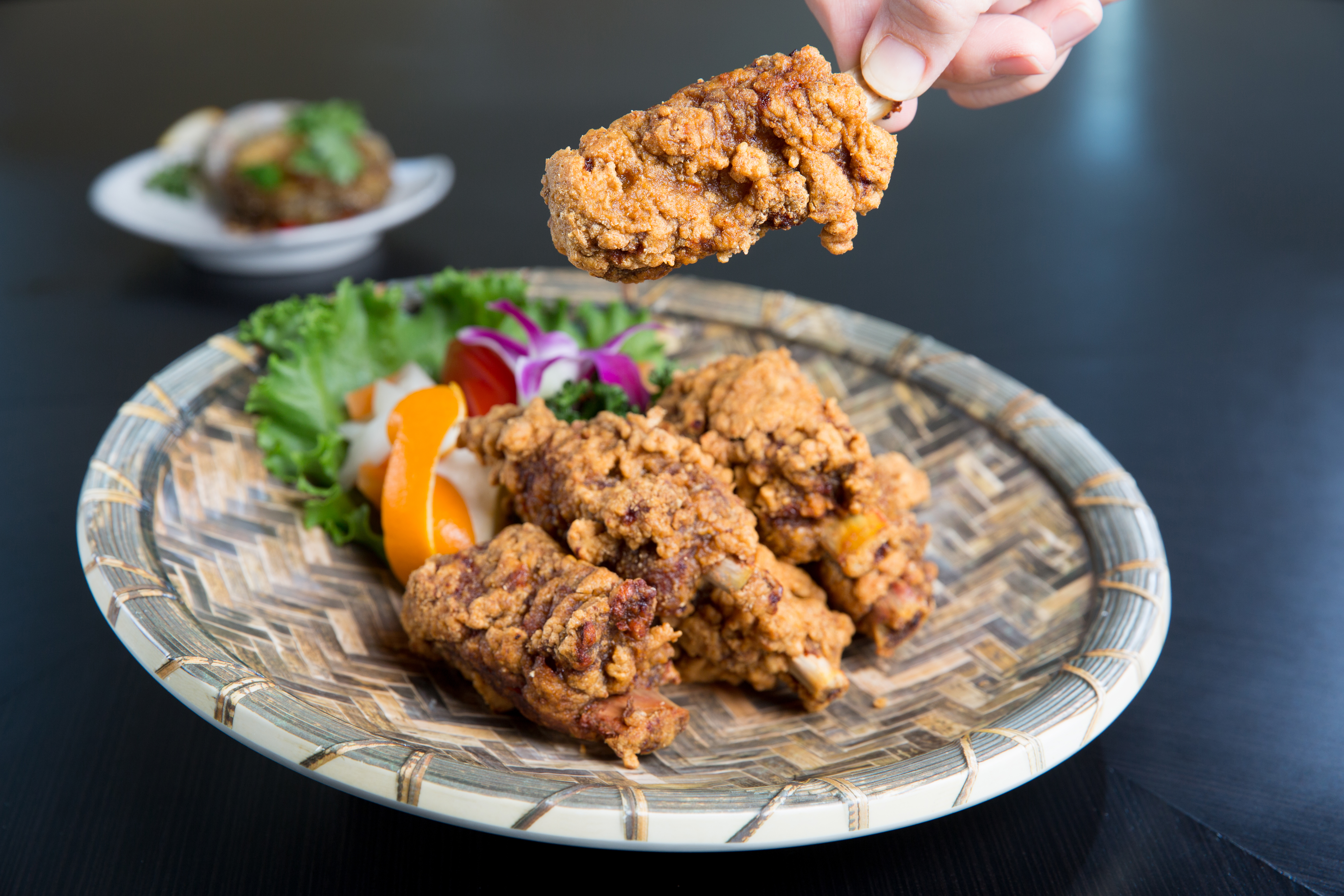 「金蓬萊遵古台菜餐廳」主打北投酒家料理，下酒菜「排骨酥」是鎮店招牌。